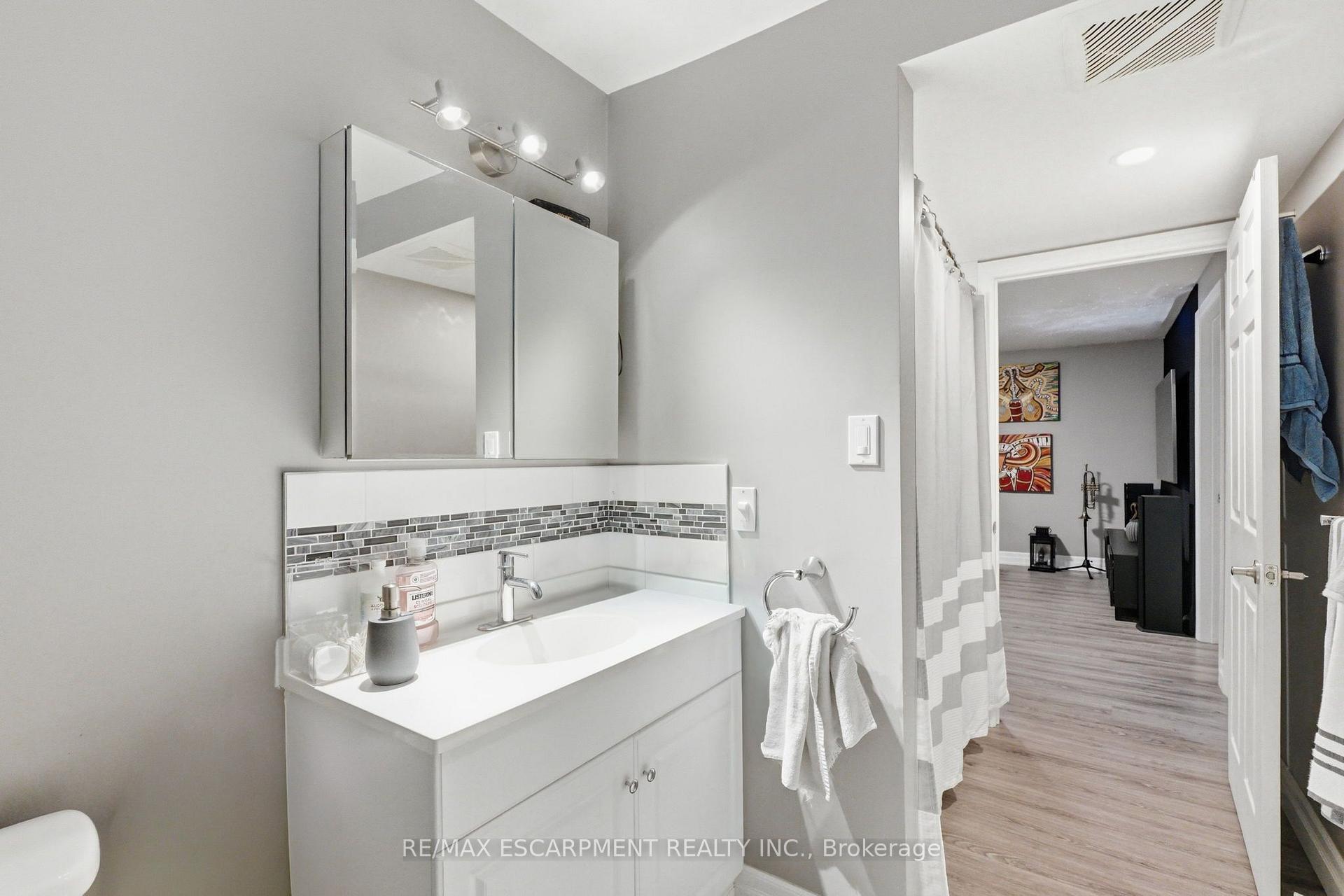Photo 26 of Unit LOWER, 303 Caledon Avenue, Hamilton, Rolston — HOMEH