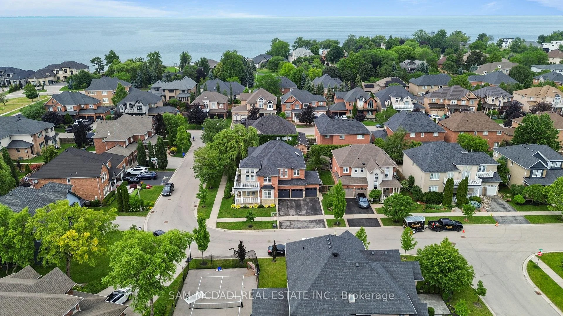 Photo 2 of 29 Delrosa Way, Hamilton, Stoney Creek — HOMEH