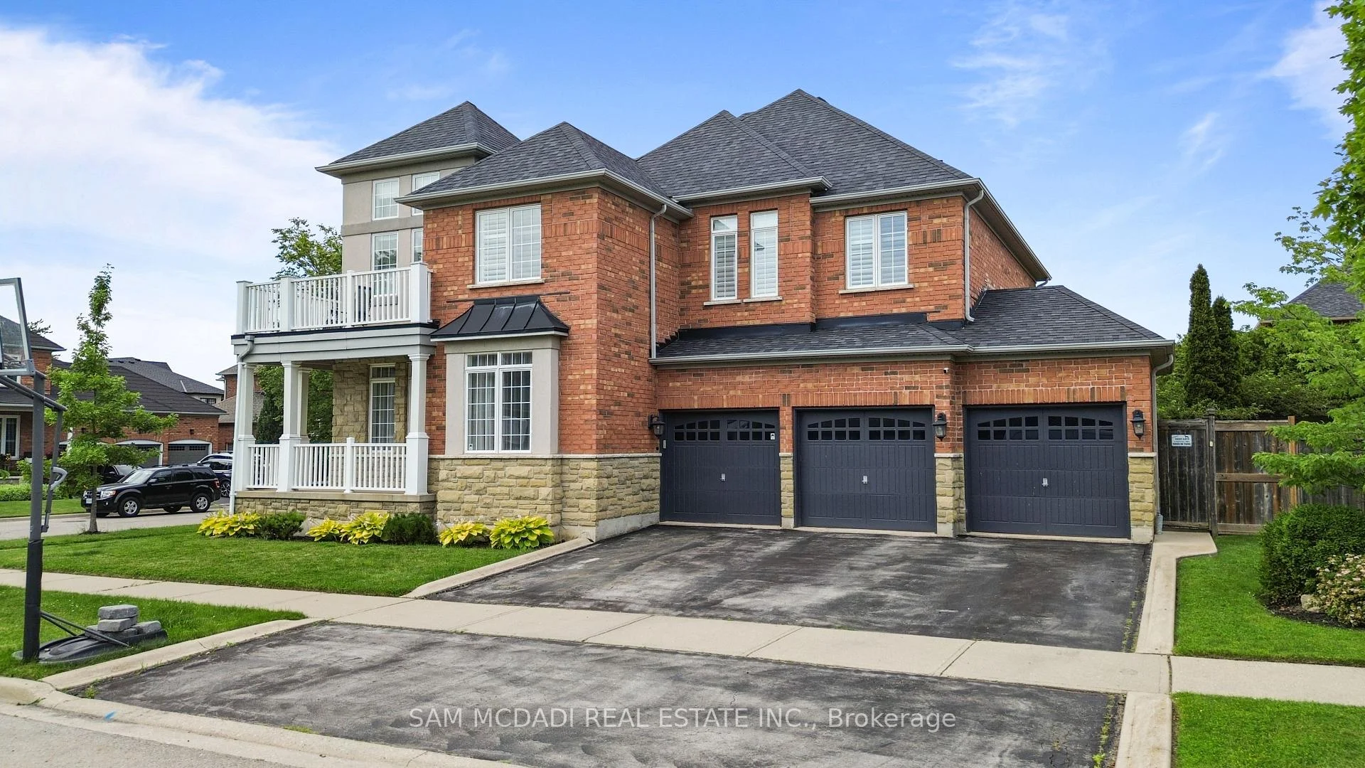Photo 3 of 29 Delrosa Way, Hamilton, Stoney Creek — HOMEH