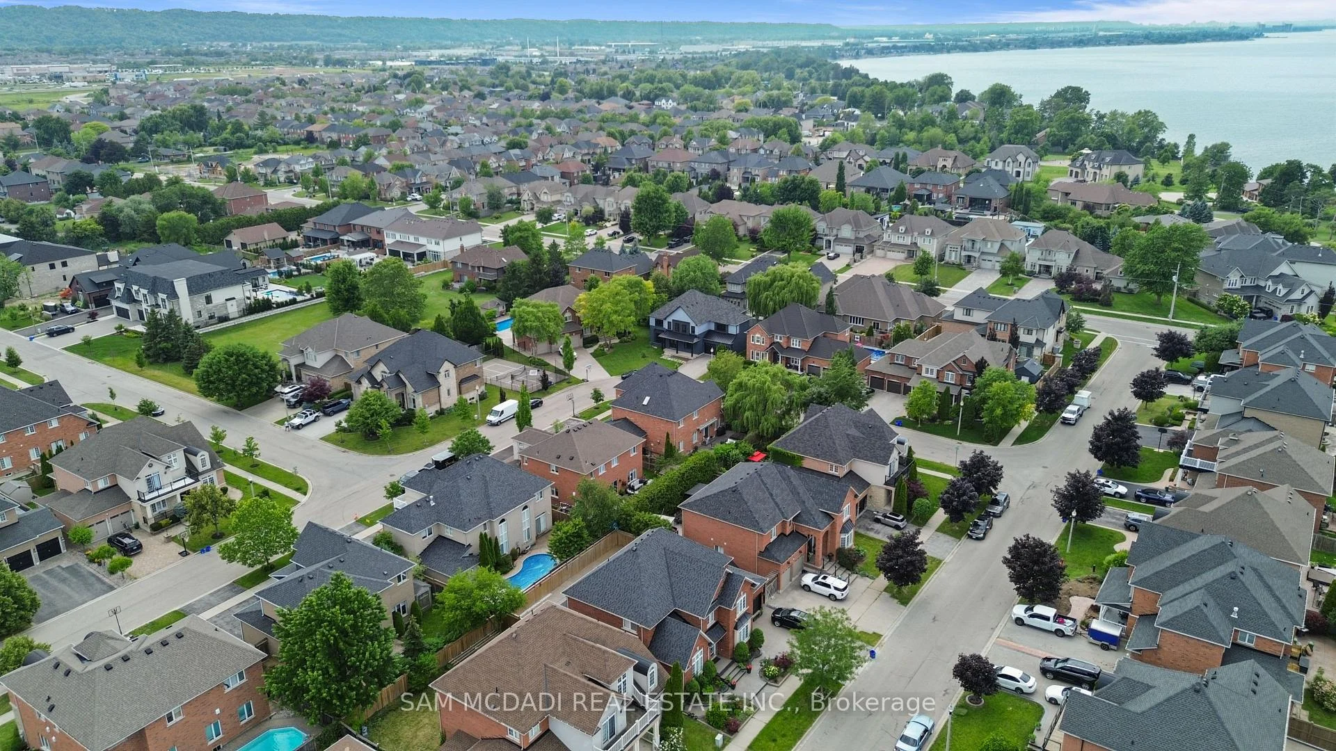 Photo 12 of 29 Delrosa Way, Hamilton, Stoney Creek — HOMEH