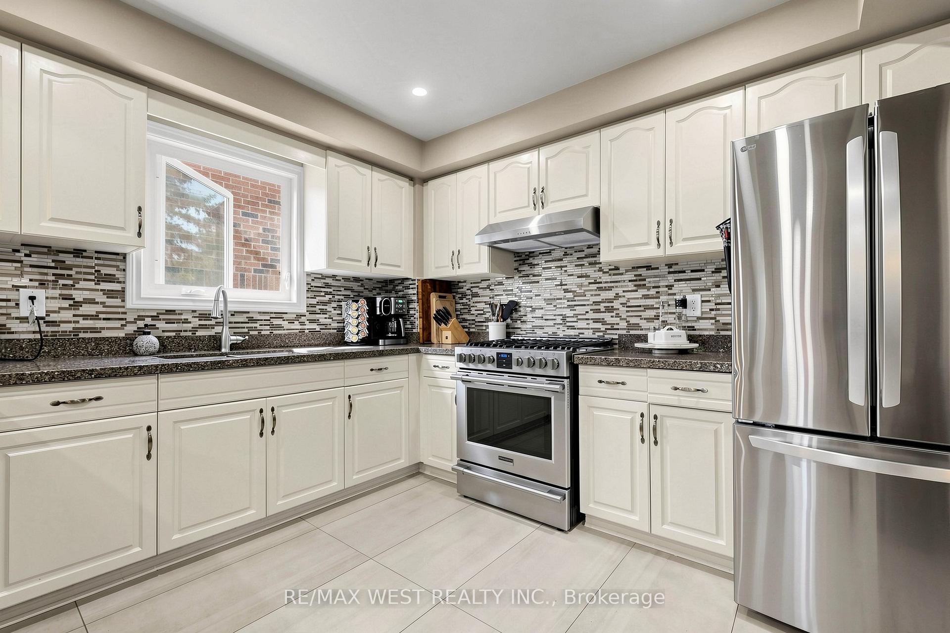 Photo 8 of 1931 Fairport Road, Pickering, Dunbarton — HOMEH