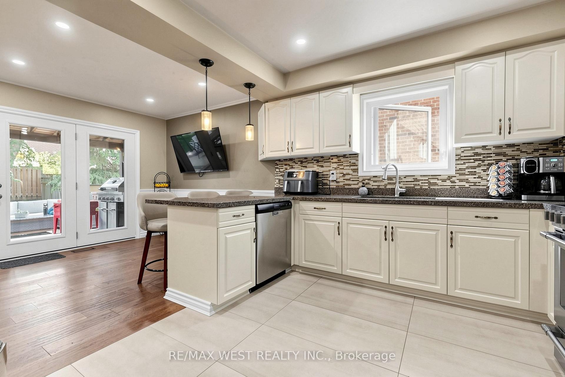 Photo 9 of 1931 Fairport Road, Pickering, Dunbarton — HOMEH