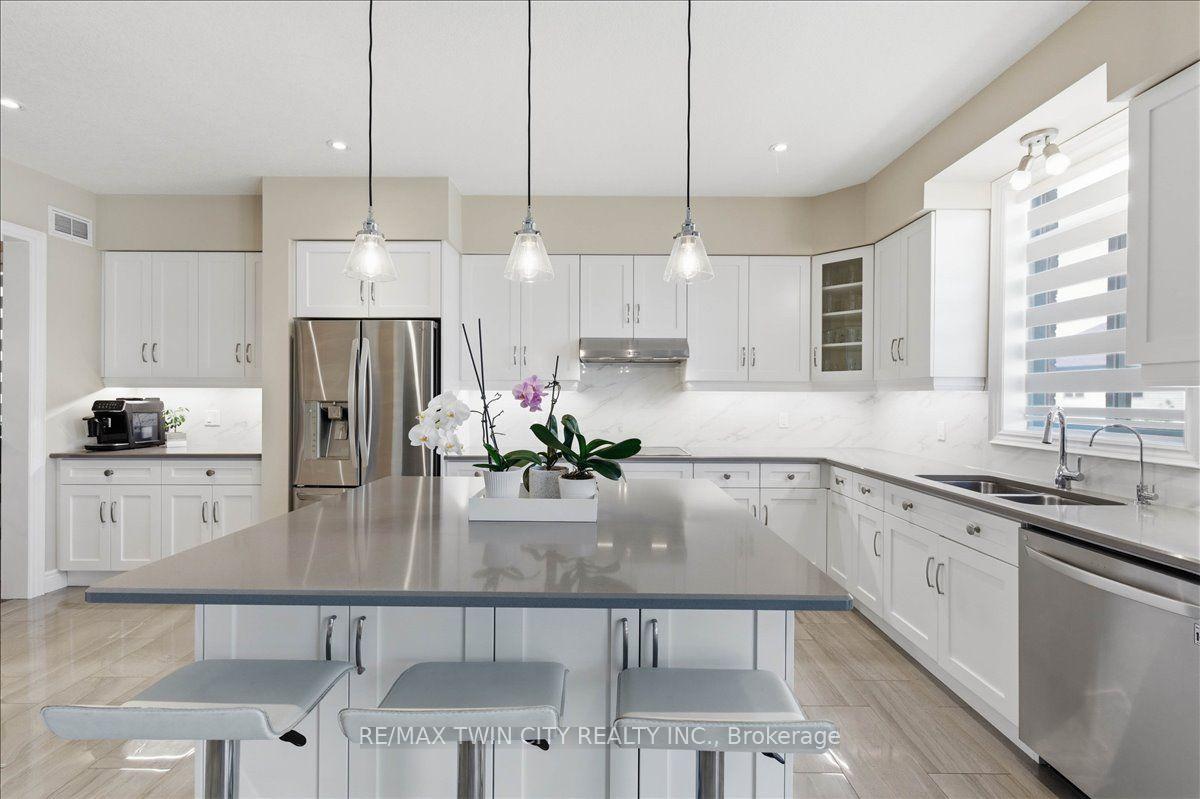 Photo 5 of 787 Snowberry Court, Waterloo, Columbia Forest/Clair Hills — HOMEH