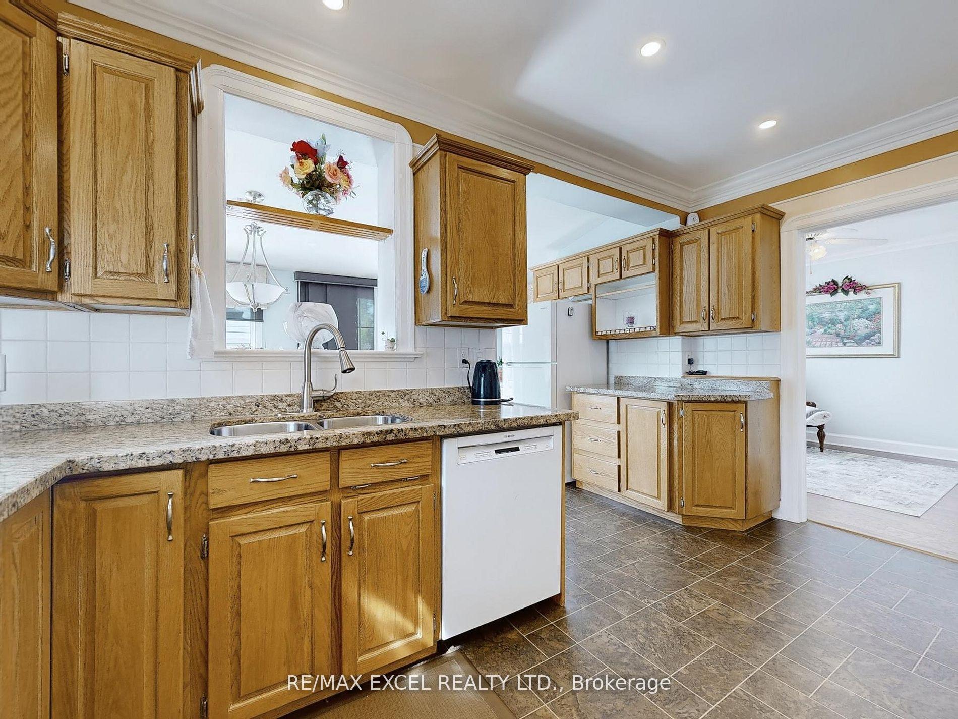 Photo 12 of 341 Richmond Street E, Oshawa, O'Neill — HOMEH
