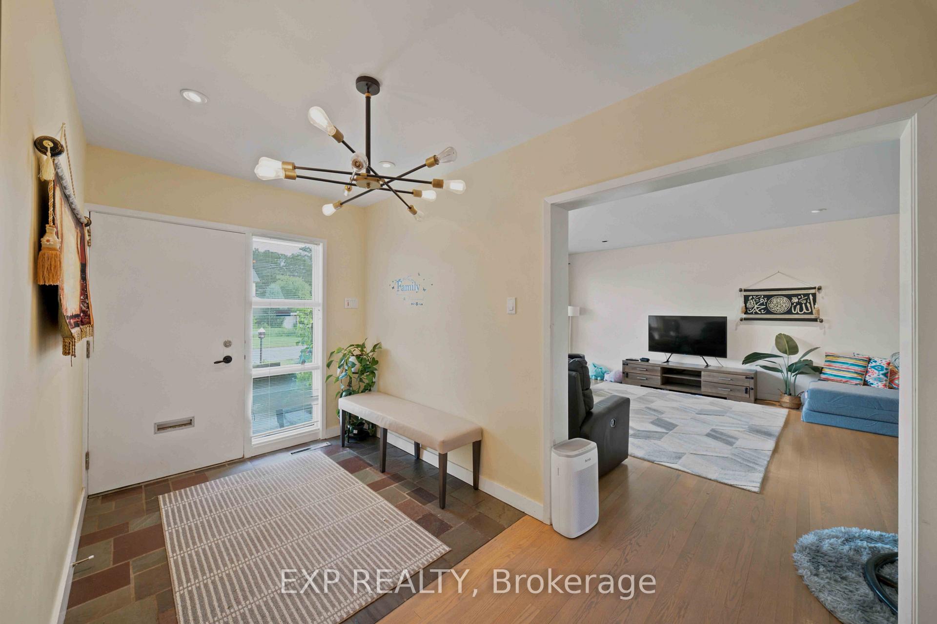 Photo 5 of 304 Roger Road, Ottawa, Alta Vista/Faircrest Heights — HOMEH