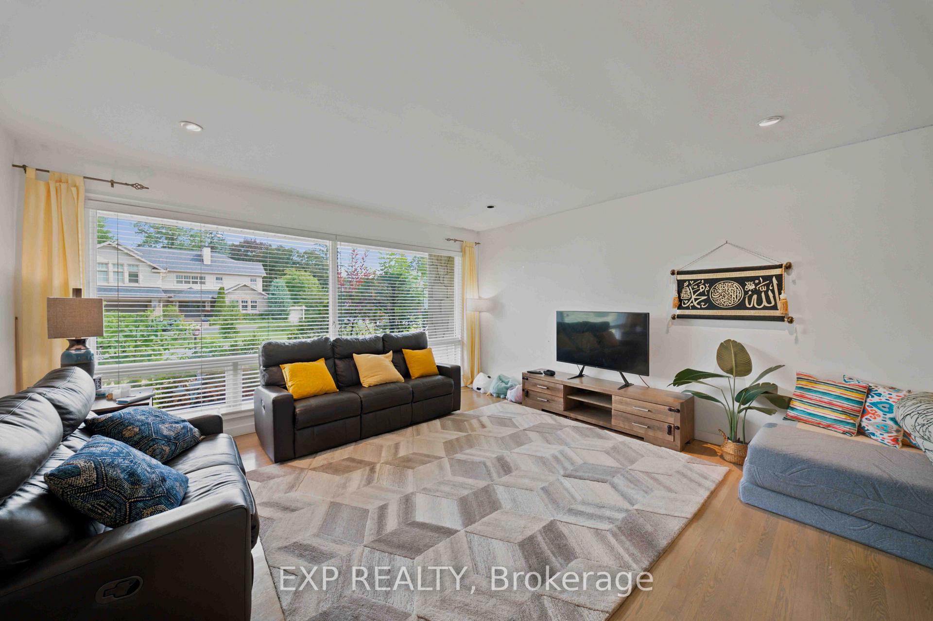 Photo 6 of 304 Roger Road, Ottawa, Alta Vista/Faircrest Heights — HOMEH
