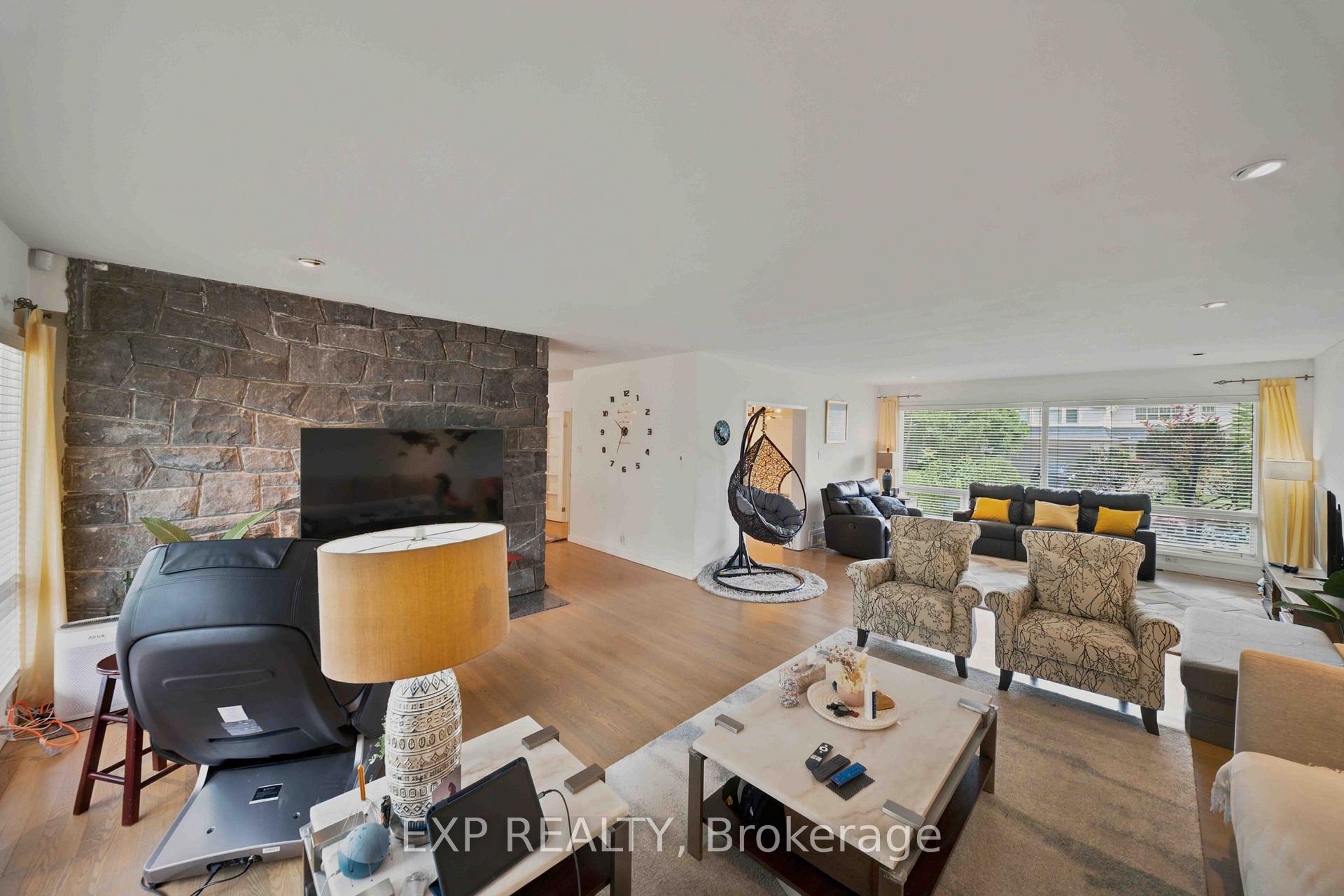 Photo 9 of 304 Roger Road, Ottawa, Alta Vista/Faircrest Heights — HOMEH
