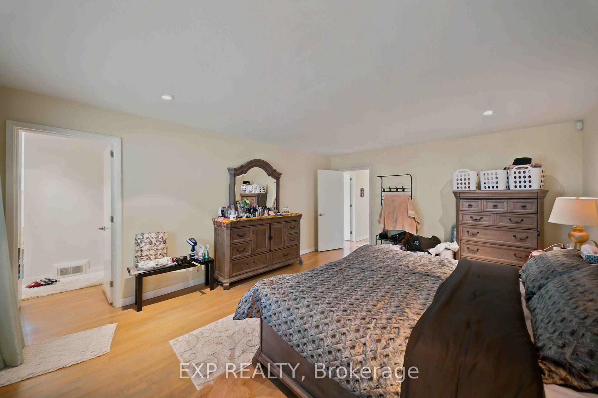 Photo 18 of 304 Roger Road, Ottawa, Alta Vista/Faircrest Heights — HOMEH