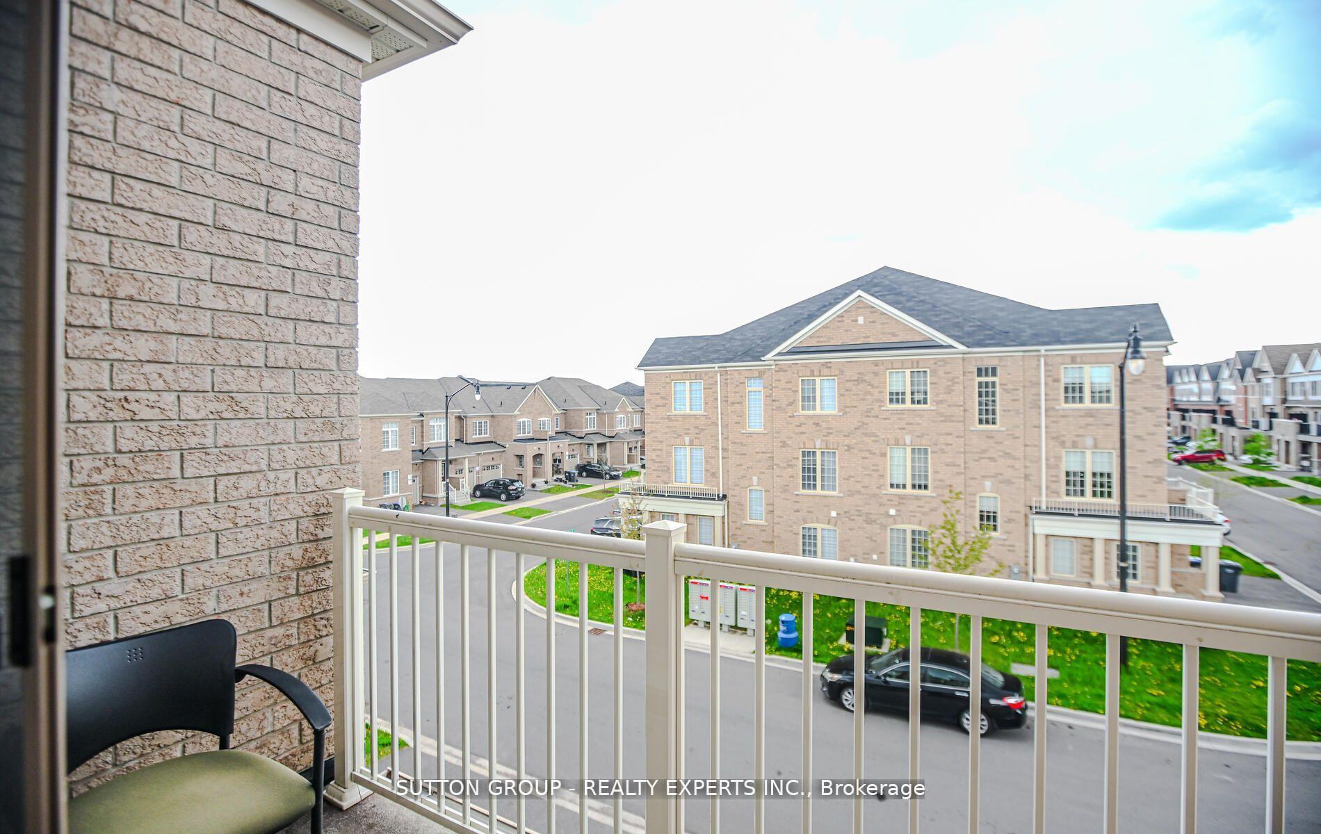 Photo 8 of 65 Fruitvale Circle, Brampton, Northwest Brampton — HOMEH