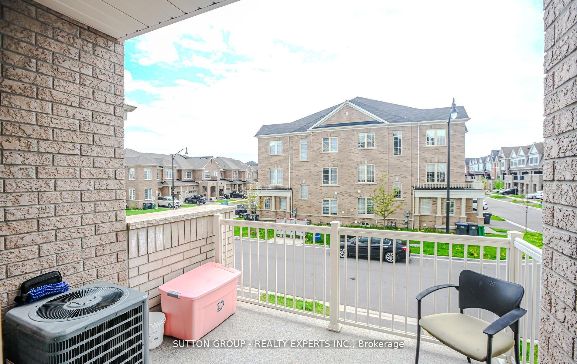 Photo 11 of 65 Fruitvale Circle, Brampton, Northwest Brampton — HOMEH