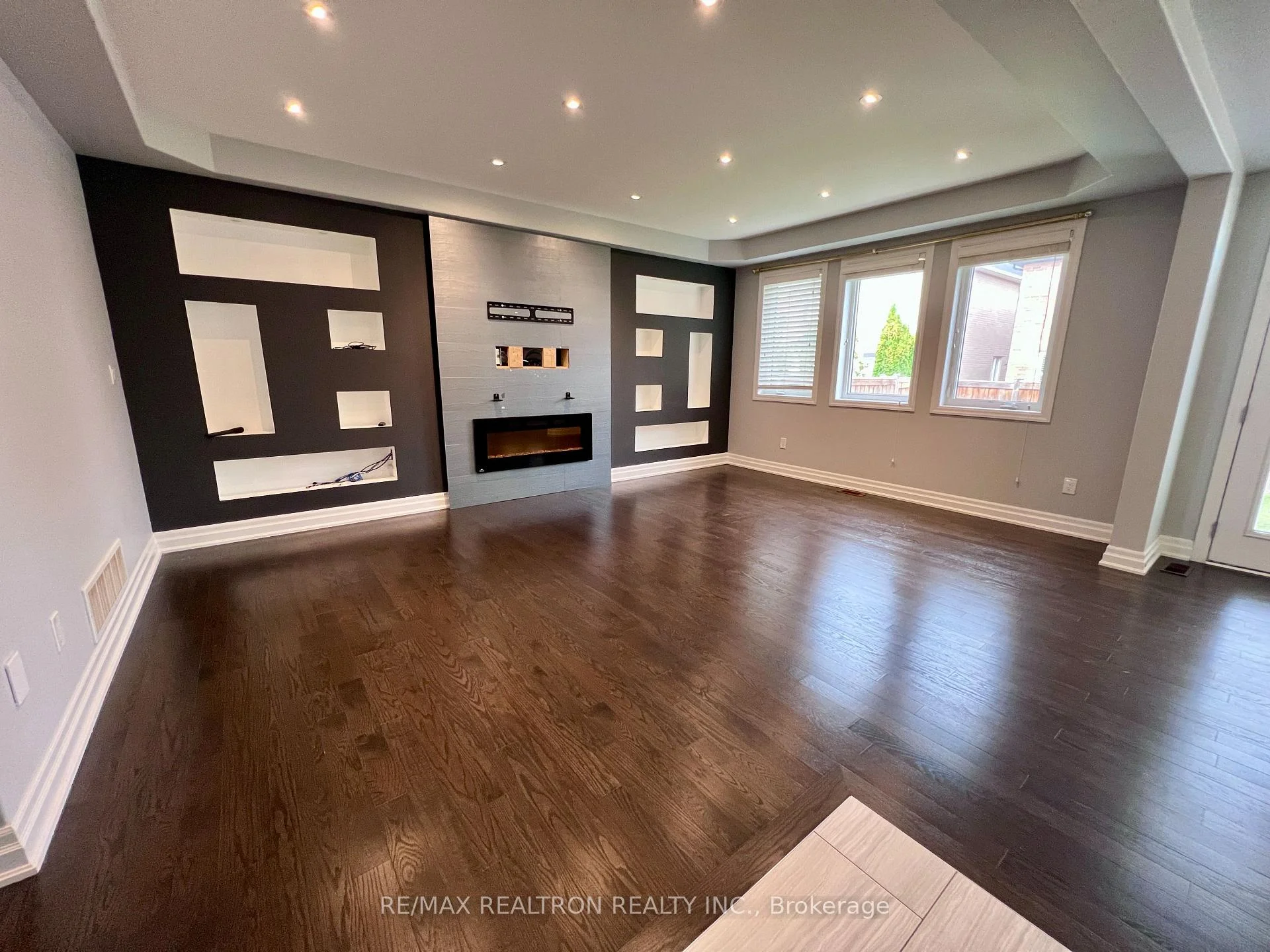 Photo 5 of 223 Thomas Phillips Drive, Aurora, Rural Aurora — HOMEH