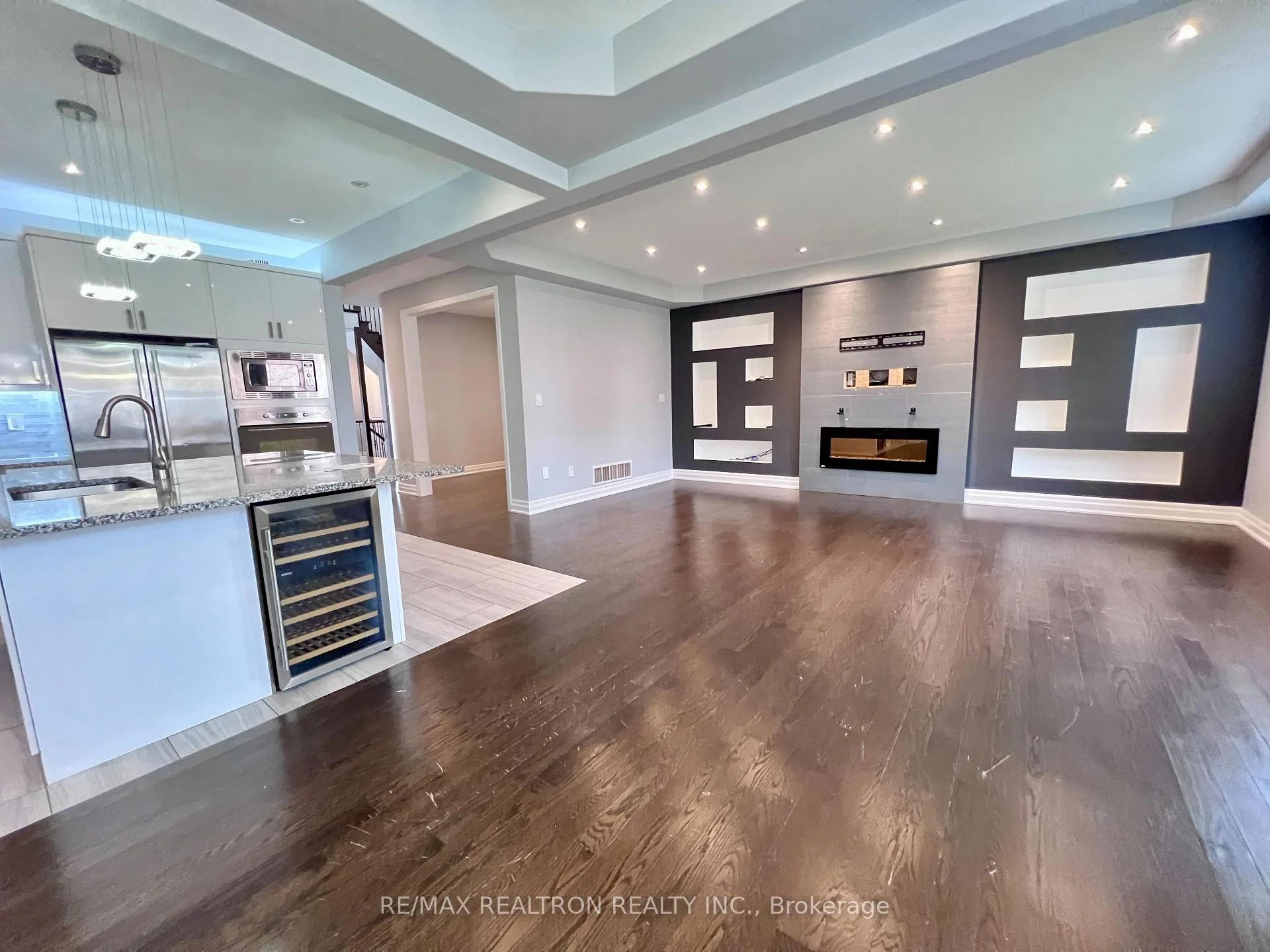 Photo 10 of 223 Thomas Phillips Drive, Aurora, Rural Aurora — HOMEH