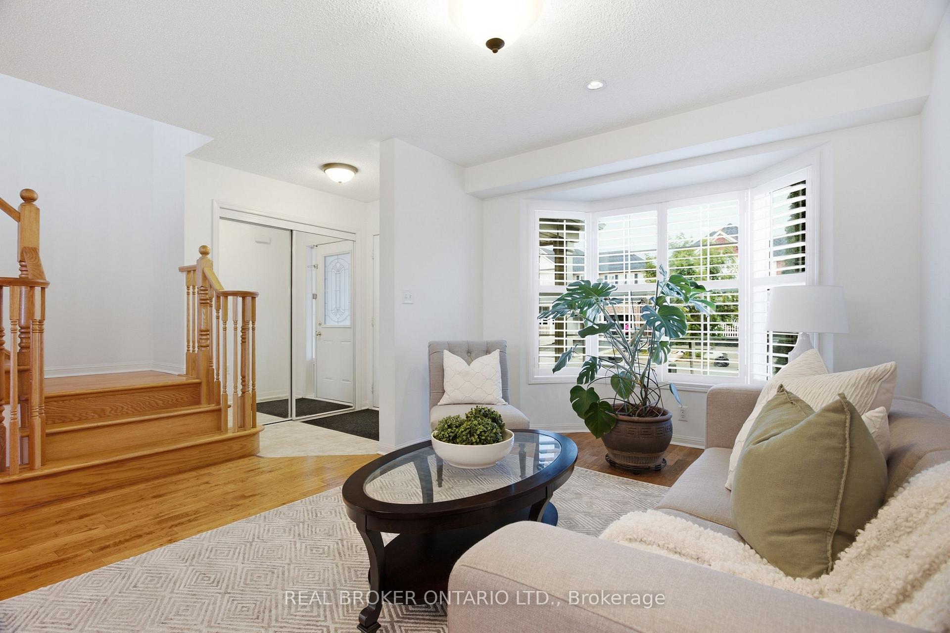 Photo 5 of 35 Bonavista Drive, Brampton, Credit Valley — HOMEH