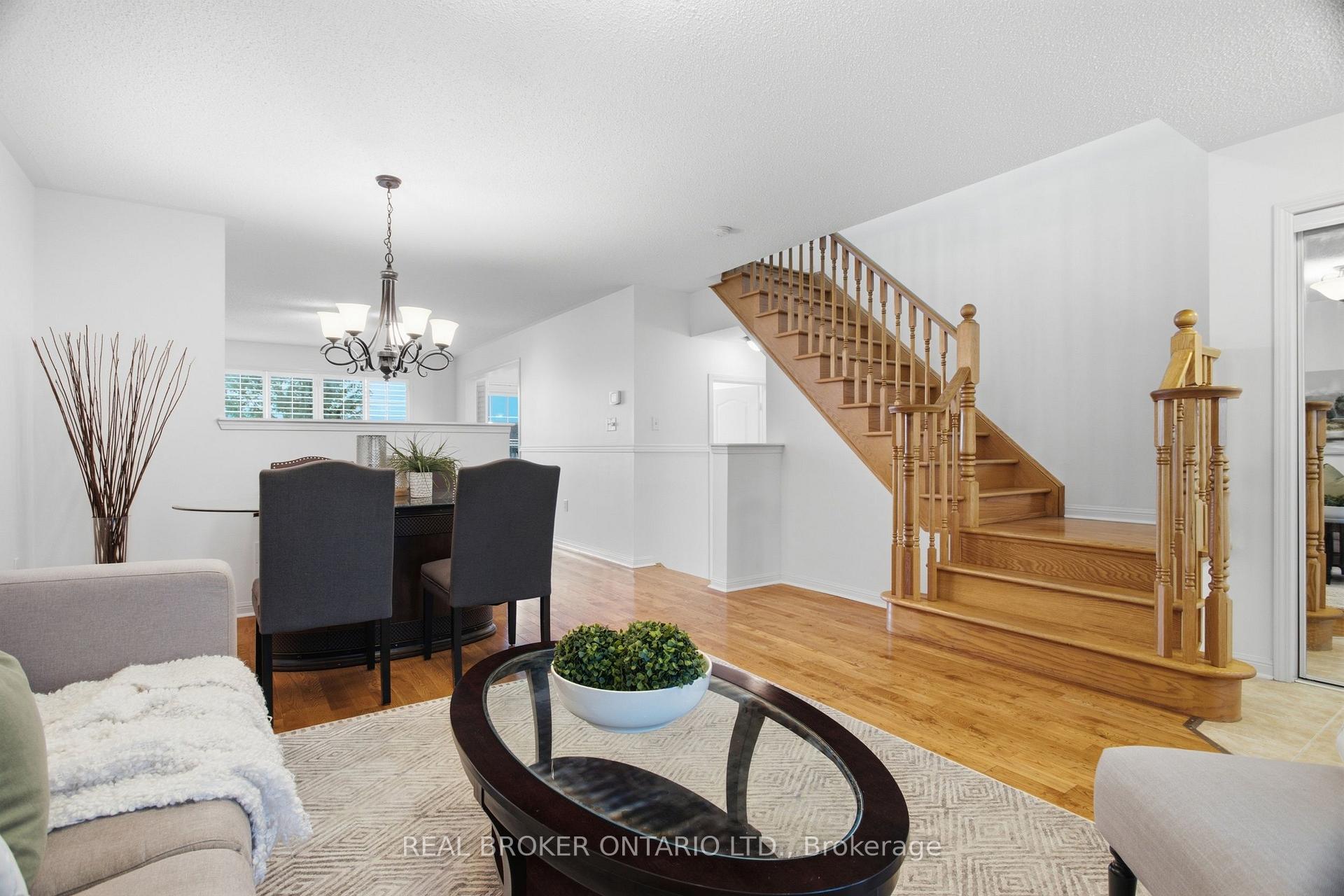 Photo 6 of 35 Bonavista Drive, Brampton, Credit Valley — HOMEH