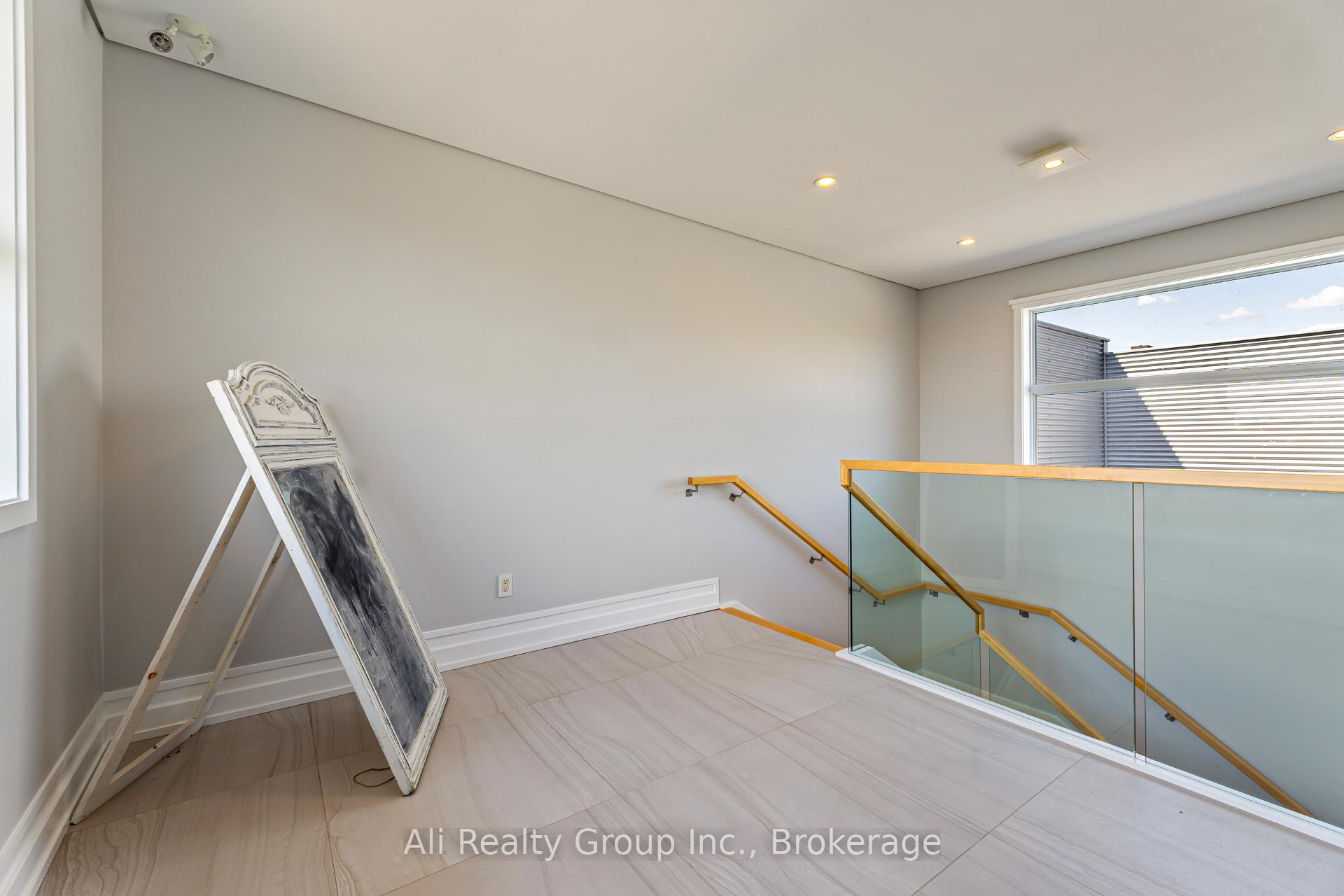 Photo 32 of 69 Donald Street, Ottawa, Overbrook — HOMEH