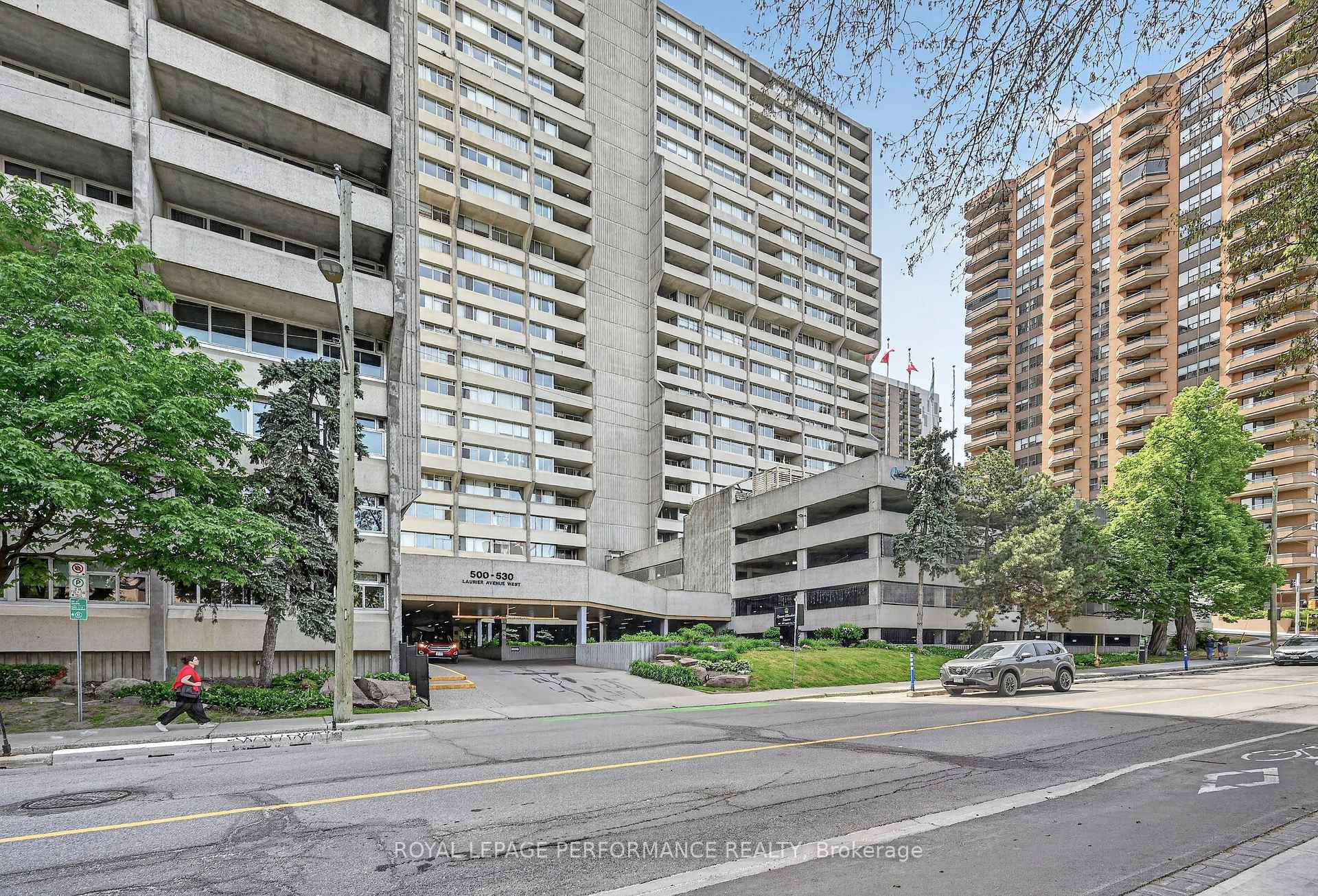 Front of Unit 2502, 530 Laurier Avenue W