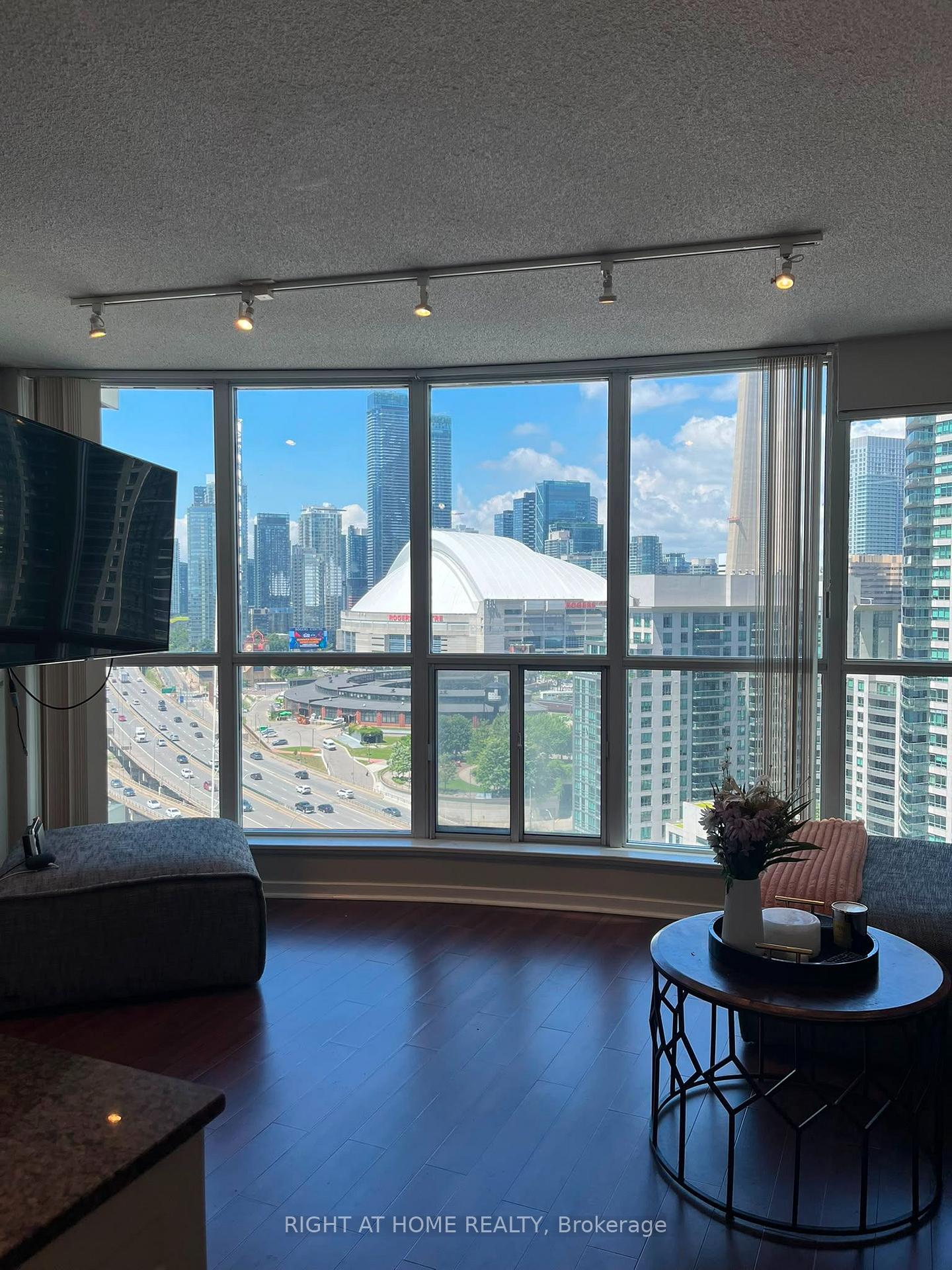 Photo 3 of Unit 1913, 8 York Street, Toronto, Waterfront Communities — HOMEH
