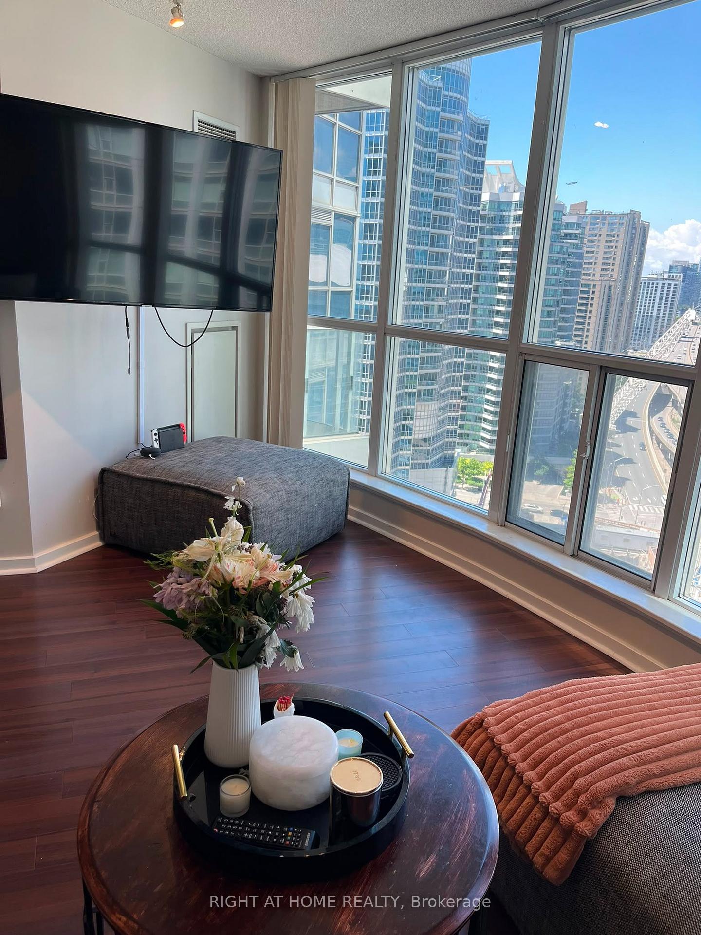 Photo 5 of Unit 1913, 8 York Street, Toronto, Waterfront Communities — HOMEH
