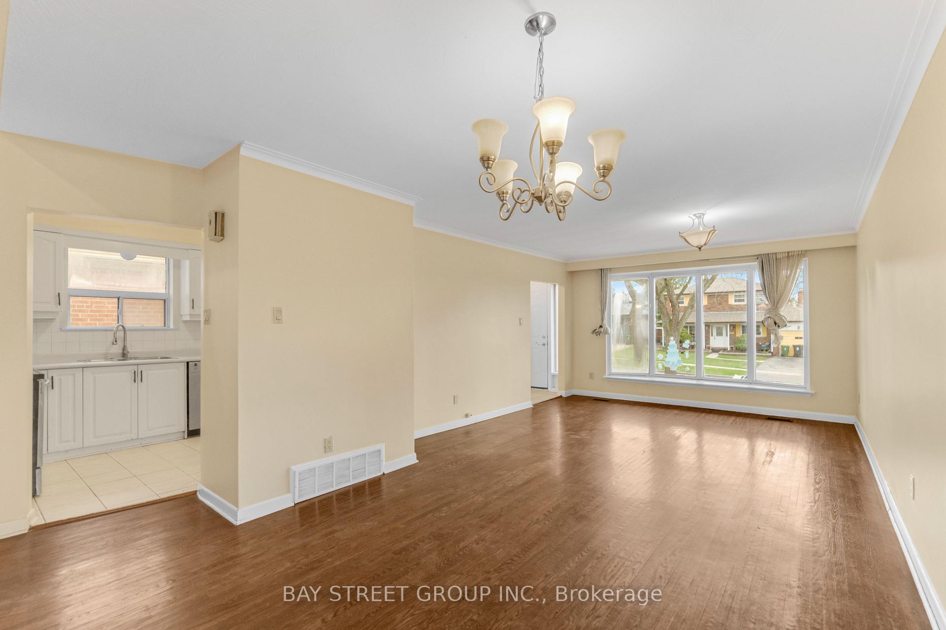 Photo 6 of Unit Upper, 40 Bellbury Crescent, North York, Don Valley Village — HOMEH
