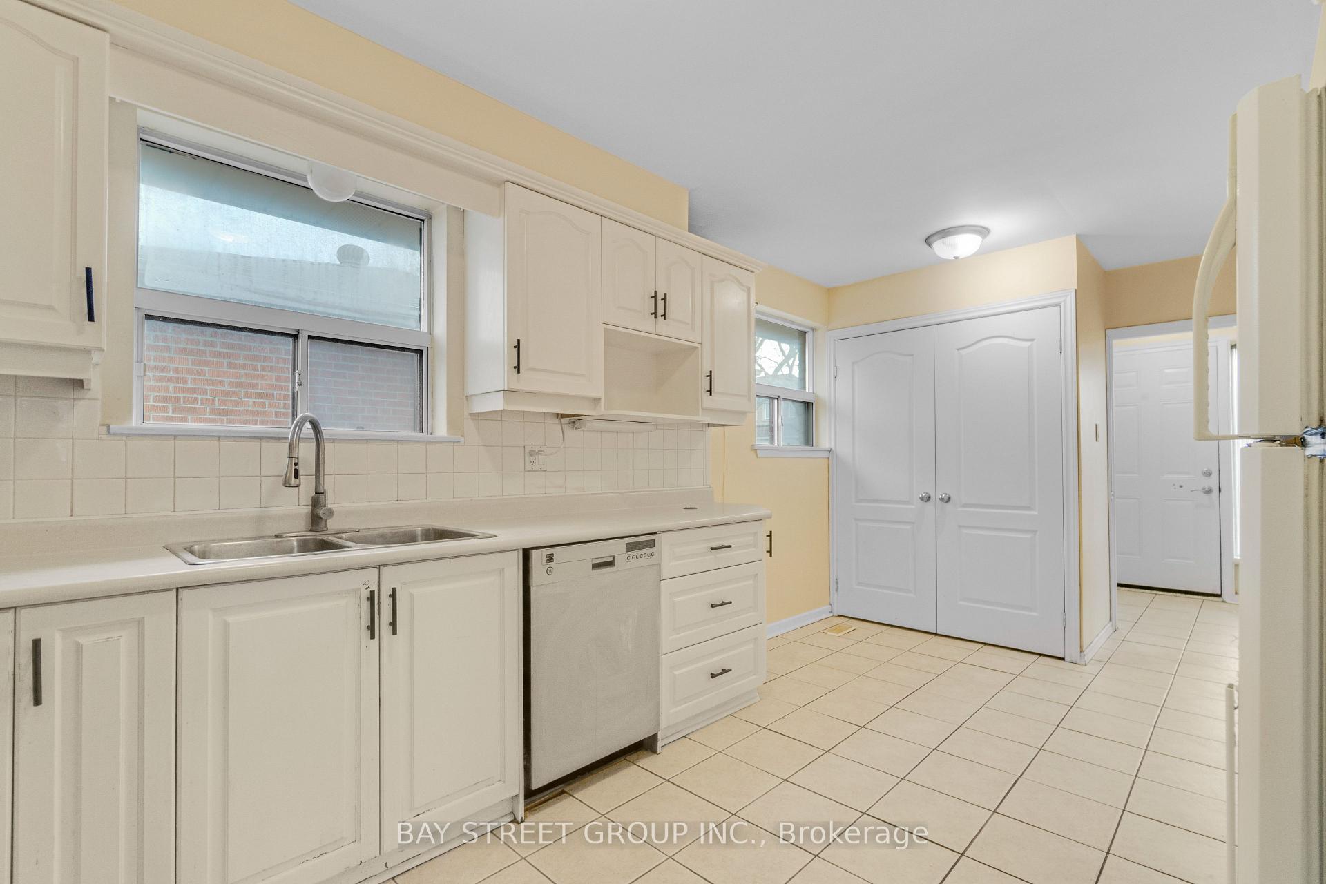 Photo 10 of Unit Upper, 40 Bellbury Crescent, North York, Don Valley Village — HOMEH