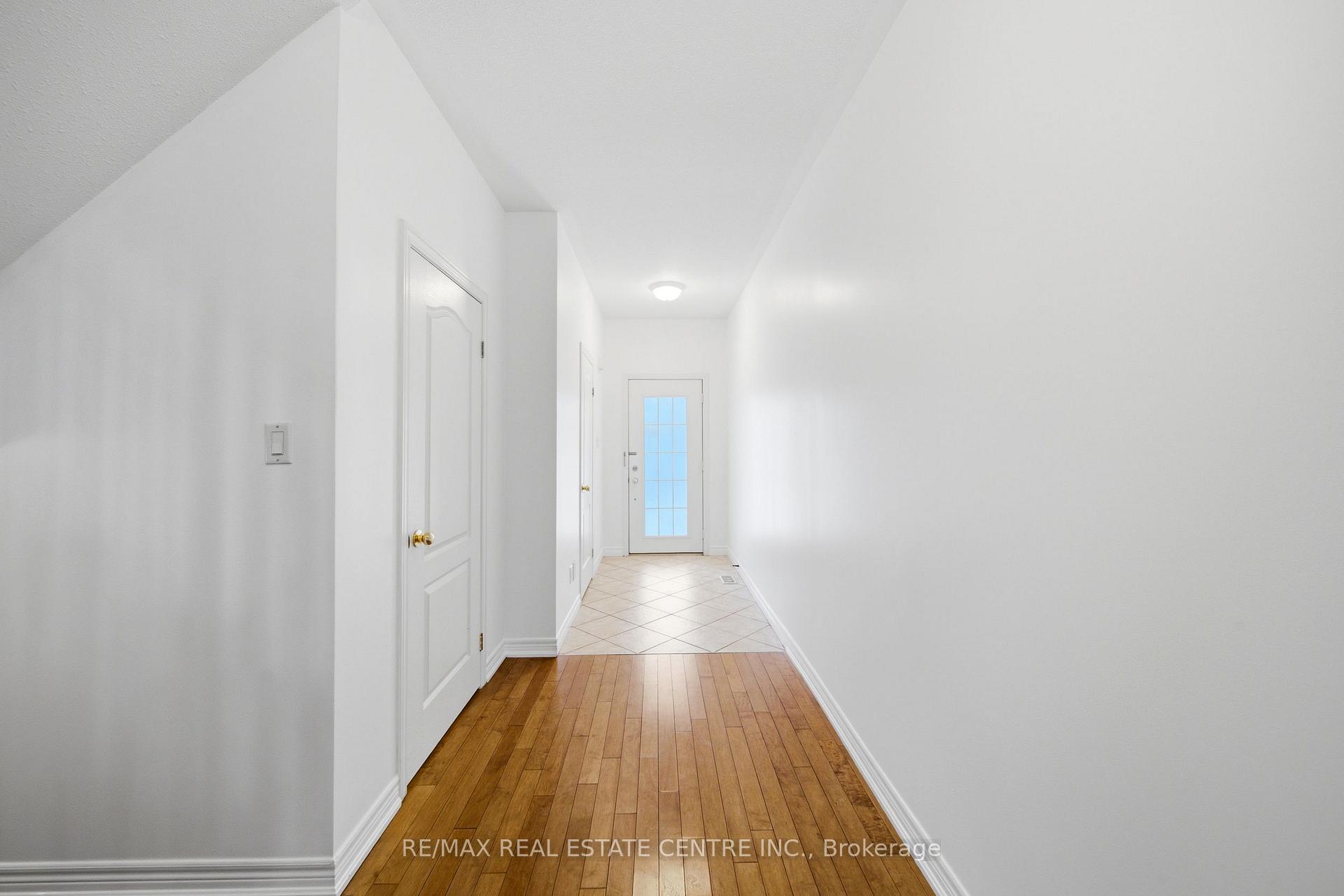 Photo 10 of Unit 32, 441 Stonehenge Drive, Hamilton, Meadowlands — HOMEH