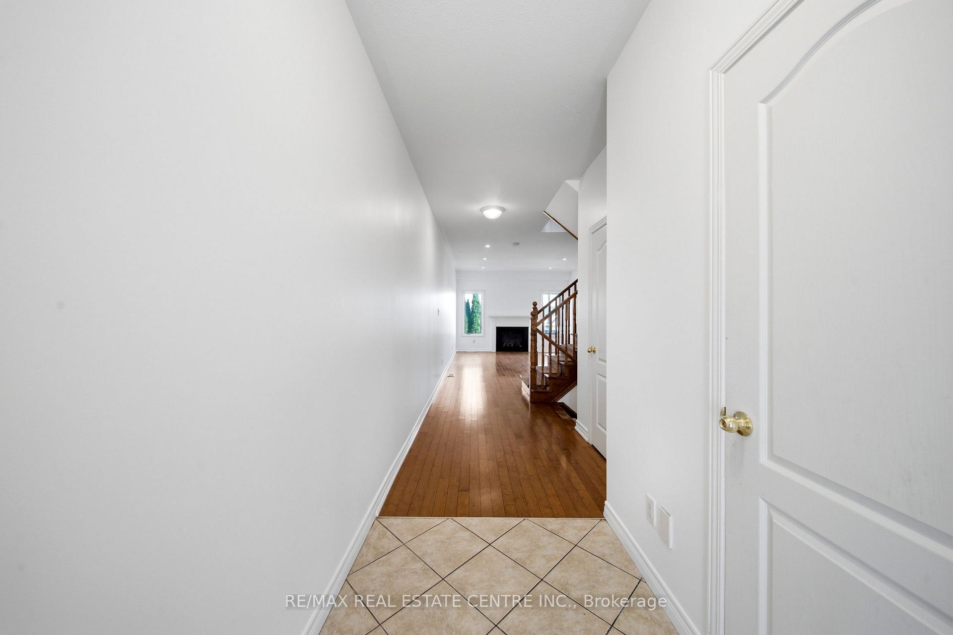 Photo 12 of Unit 32, 441 Stonehenge Drive, Hamilton, Meadowlands — HOMEH