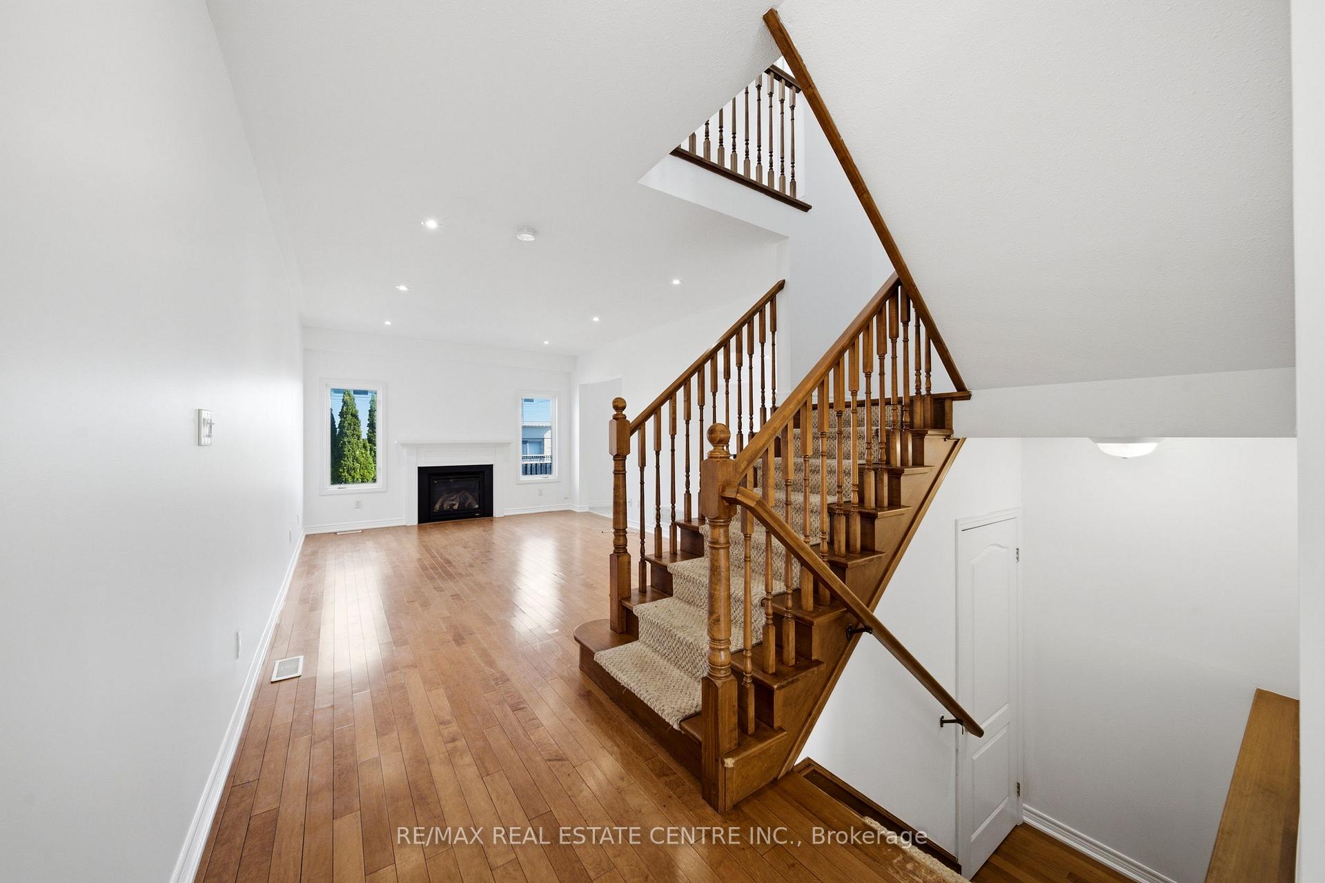 Photo 13 of Unit 32, 441 Stonehenge Drive, Hamilton, Meadowlands — HOMEH