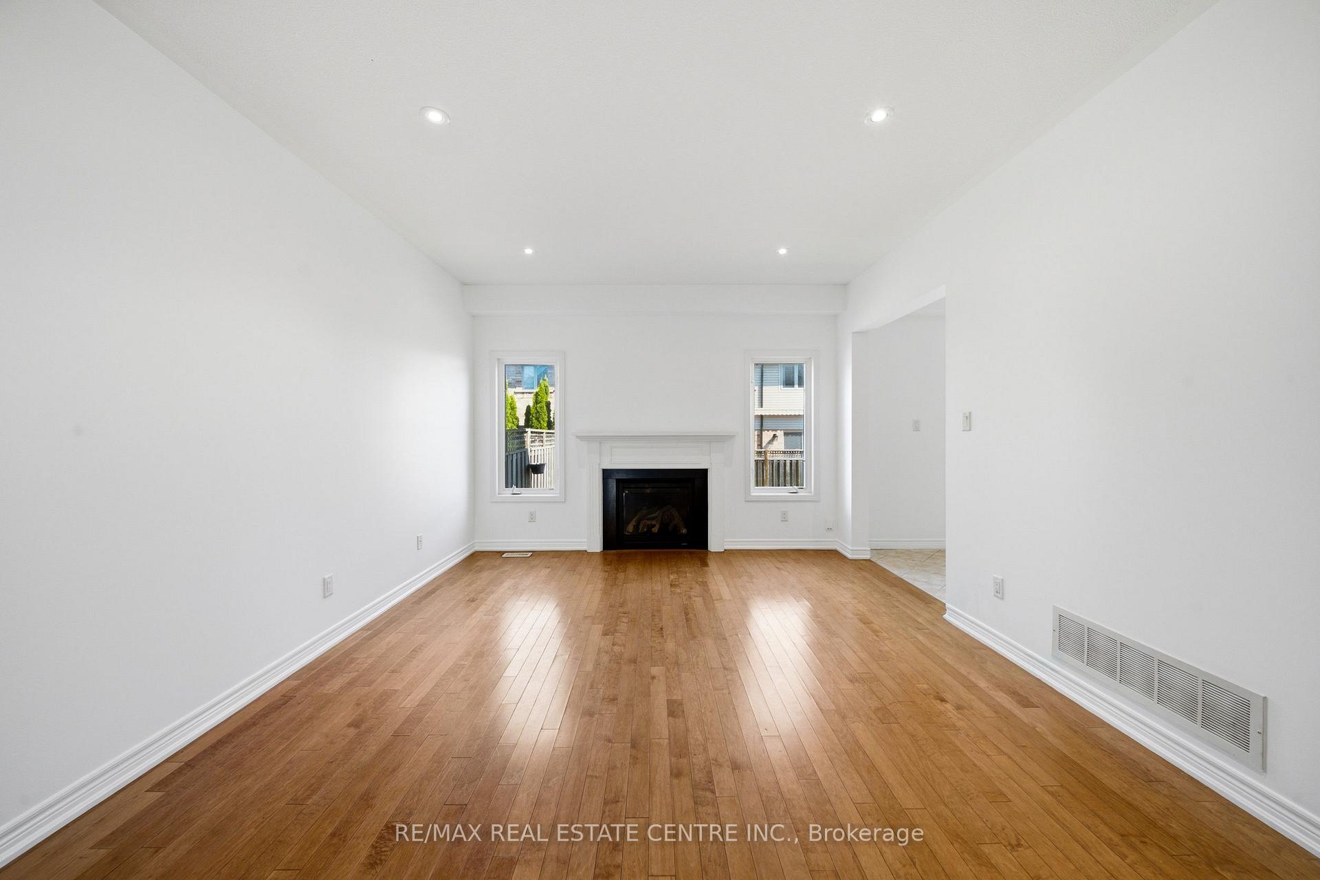 Photo 17 of Unit 32, 441 Stonehenge Drive, Hamilton, Meadowlands — HOMEH