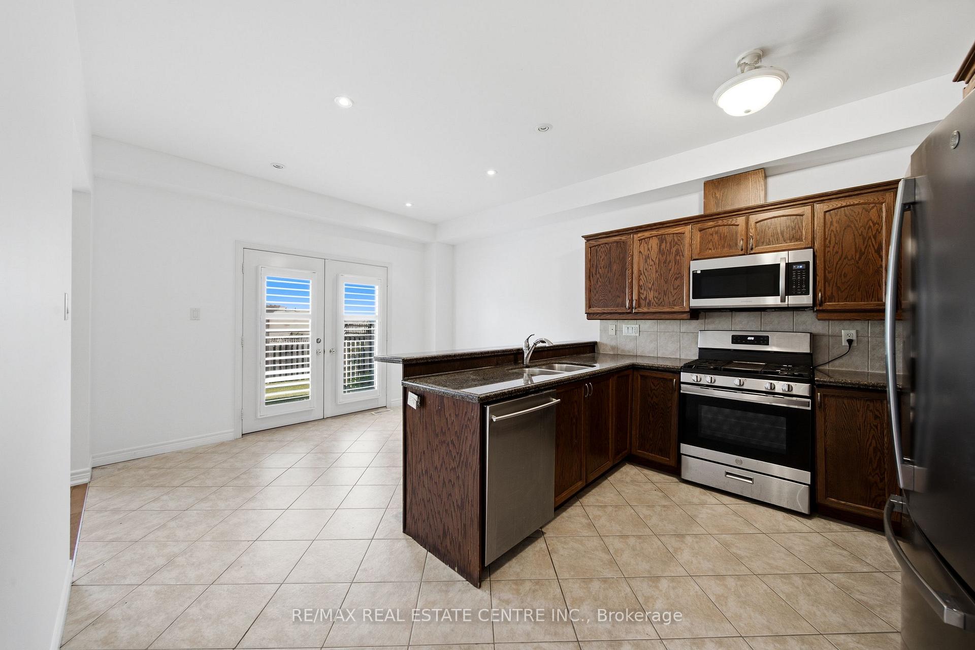 Photo 19 of Unit 32, 441 Stonehenge Drive, Hamilton, Meadowlands — HOMEH