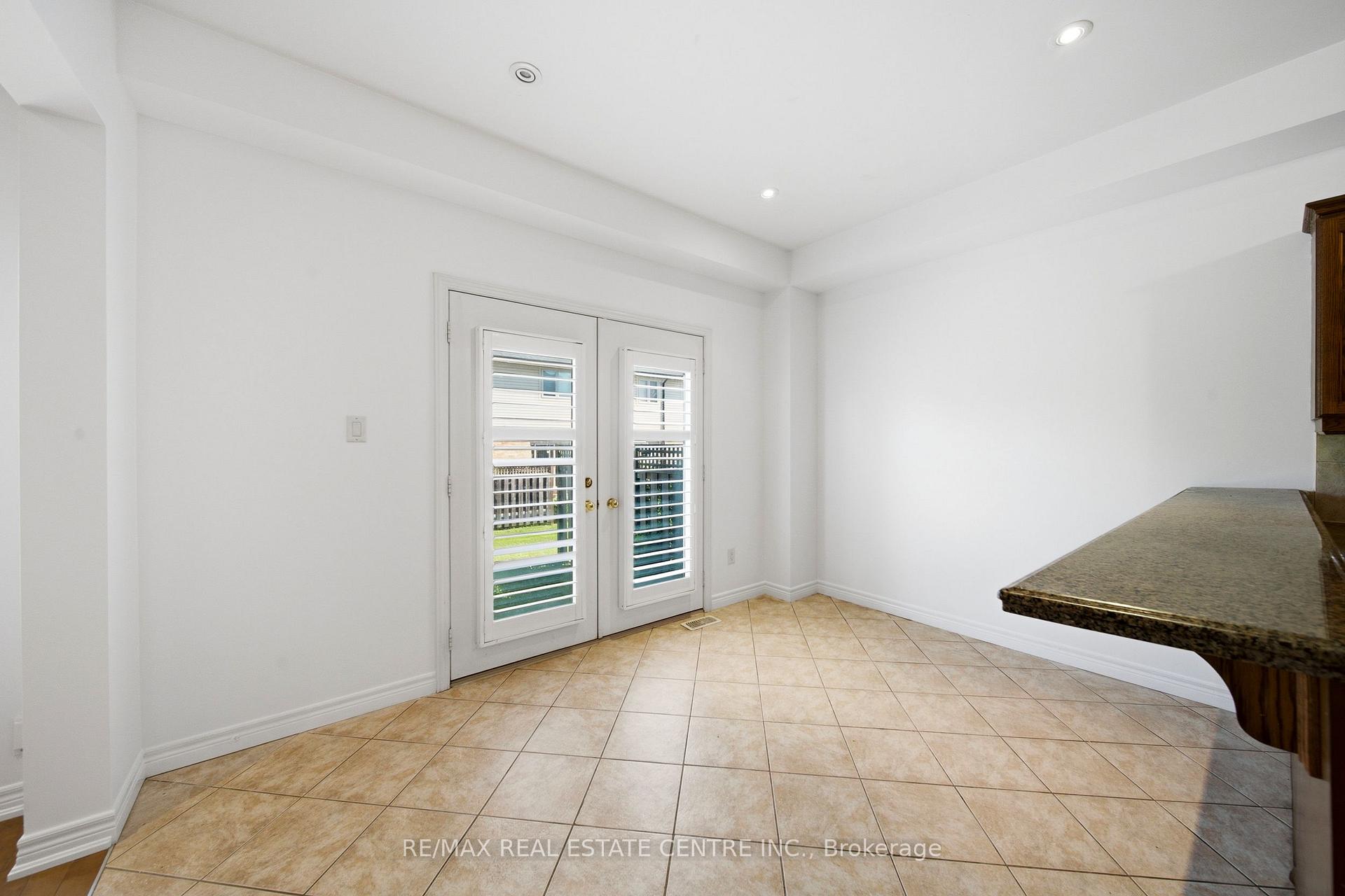 Photo 21 of Unit 32, 441 Stonehenge Drive, Hamilton, Meadowlands — HOMEH