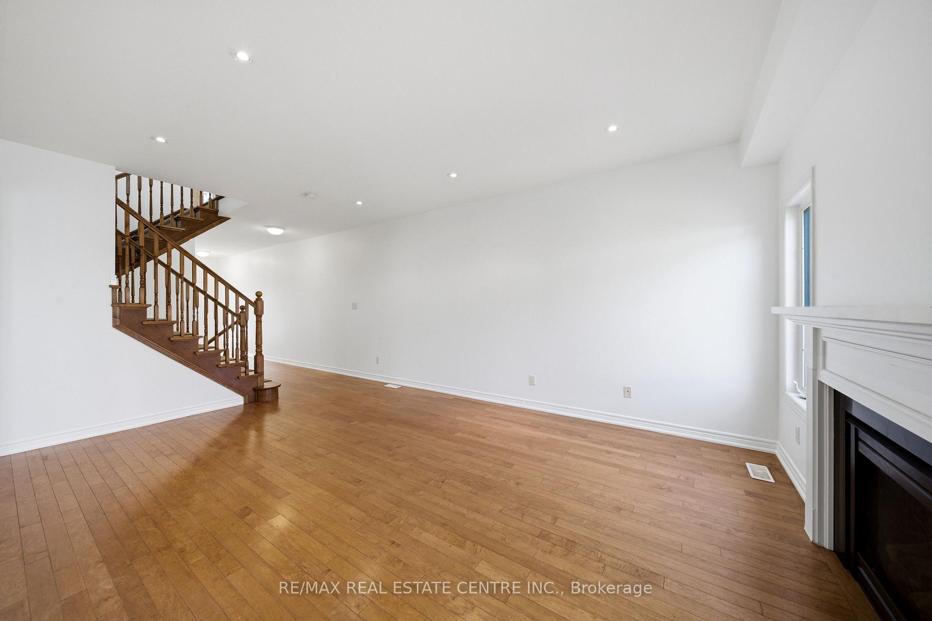 Photo 23 of Unit 32, 441 Stonehenge Drive, Hamilton, Meadowlands — HOMEH