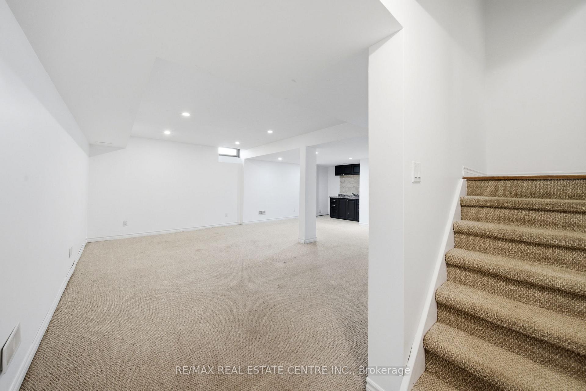 Photo 37 of Unit 32, 441 Stonehenge Drive, Hamilton, Meadowlands — HOMEH