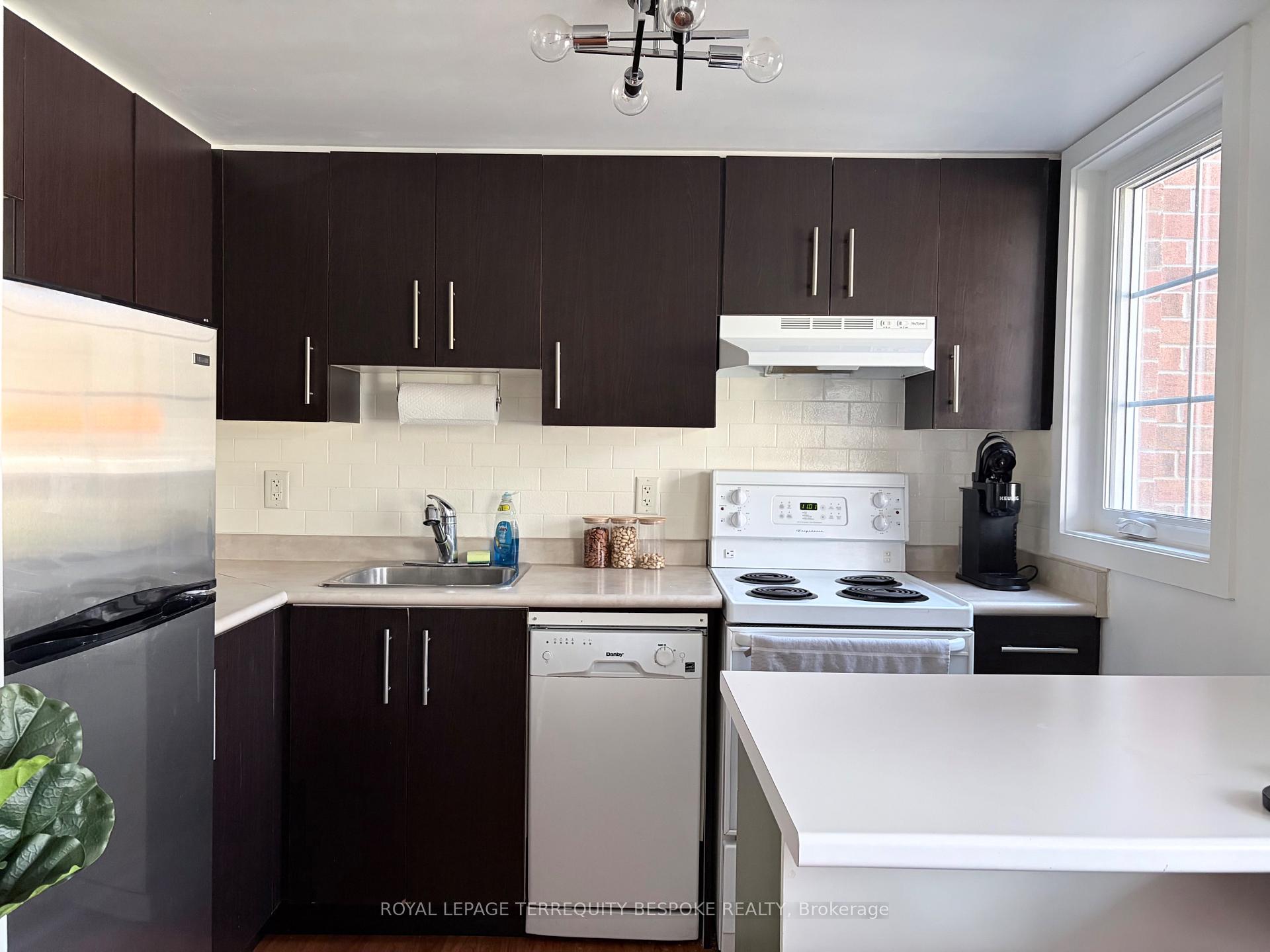 Photo 4 of Unit 3, 95 The Queensway, Toronto, High Park-Swansea — HOMEH