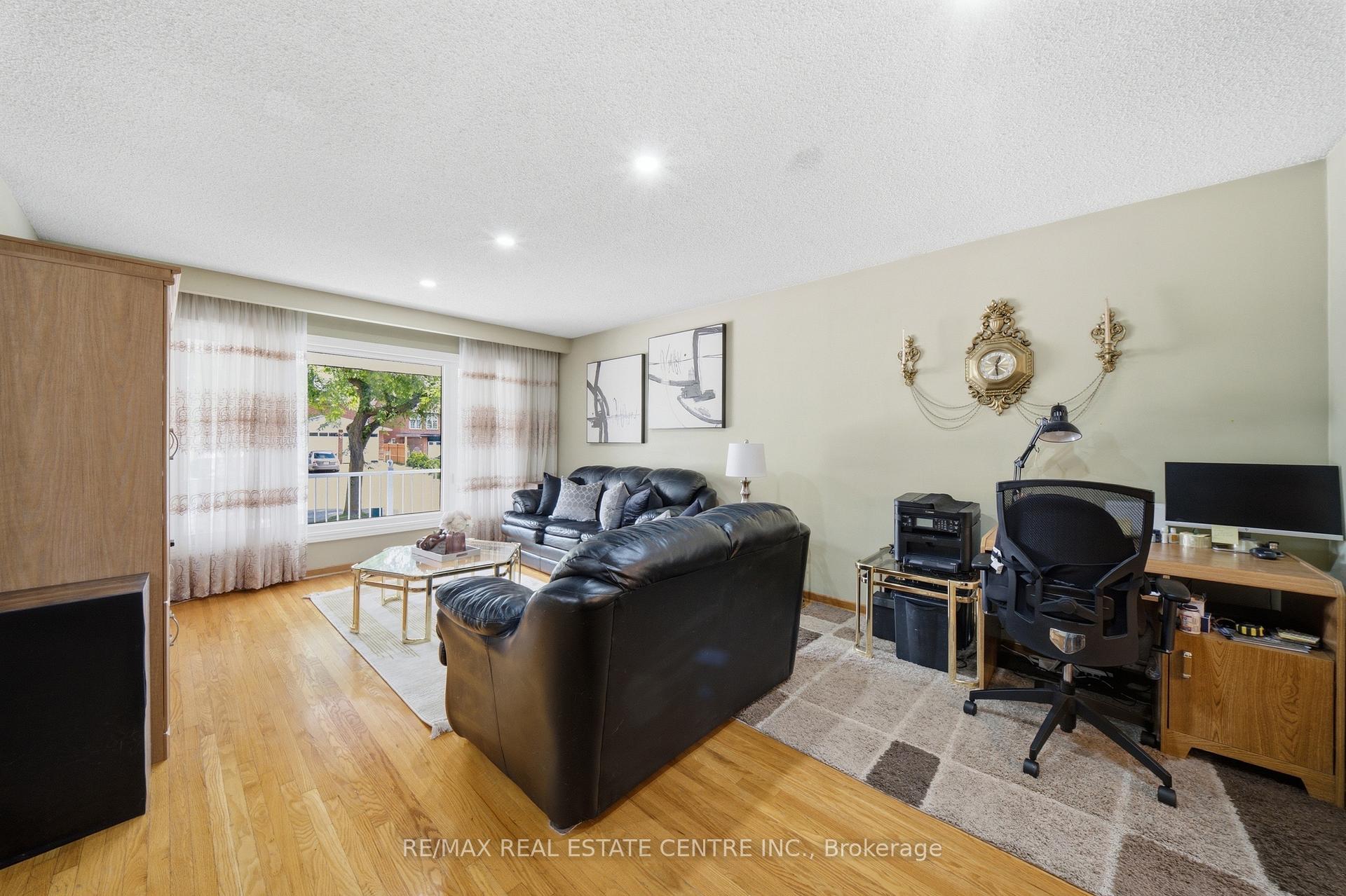 Photo 7 of 4 Manorcrest Street, Brampton, Central Park — HOMEH