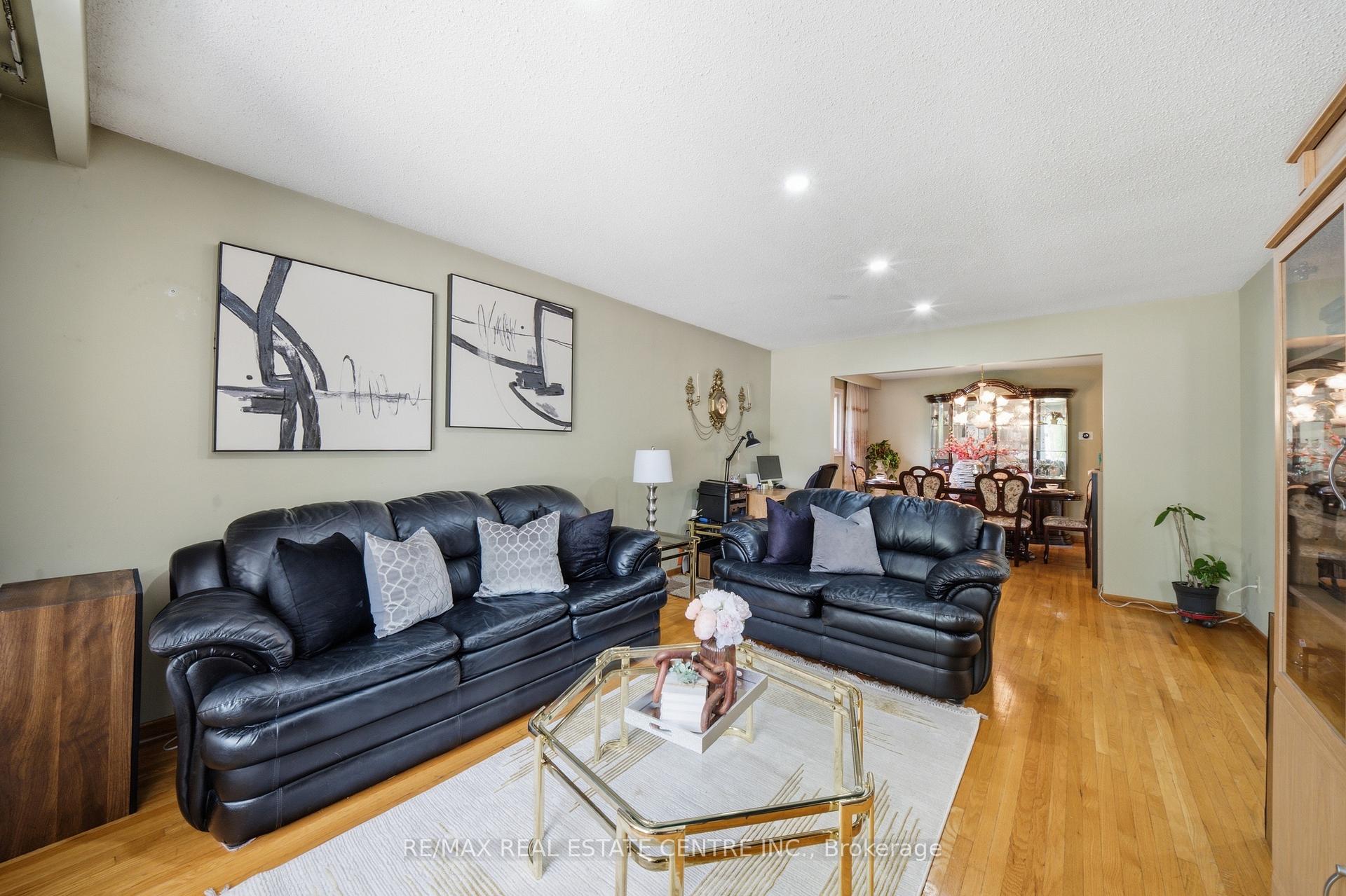 Photo 8 of 4 Manorcrest Street, Brampton, Central Park — HOMEH
