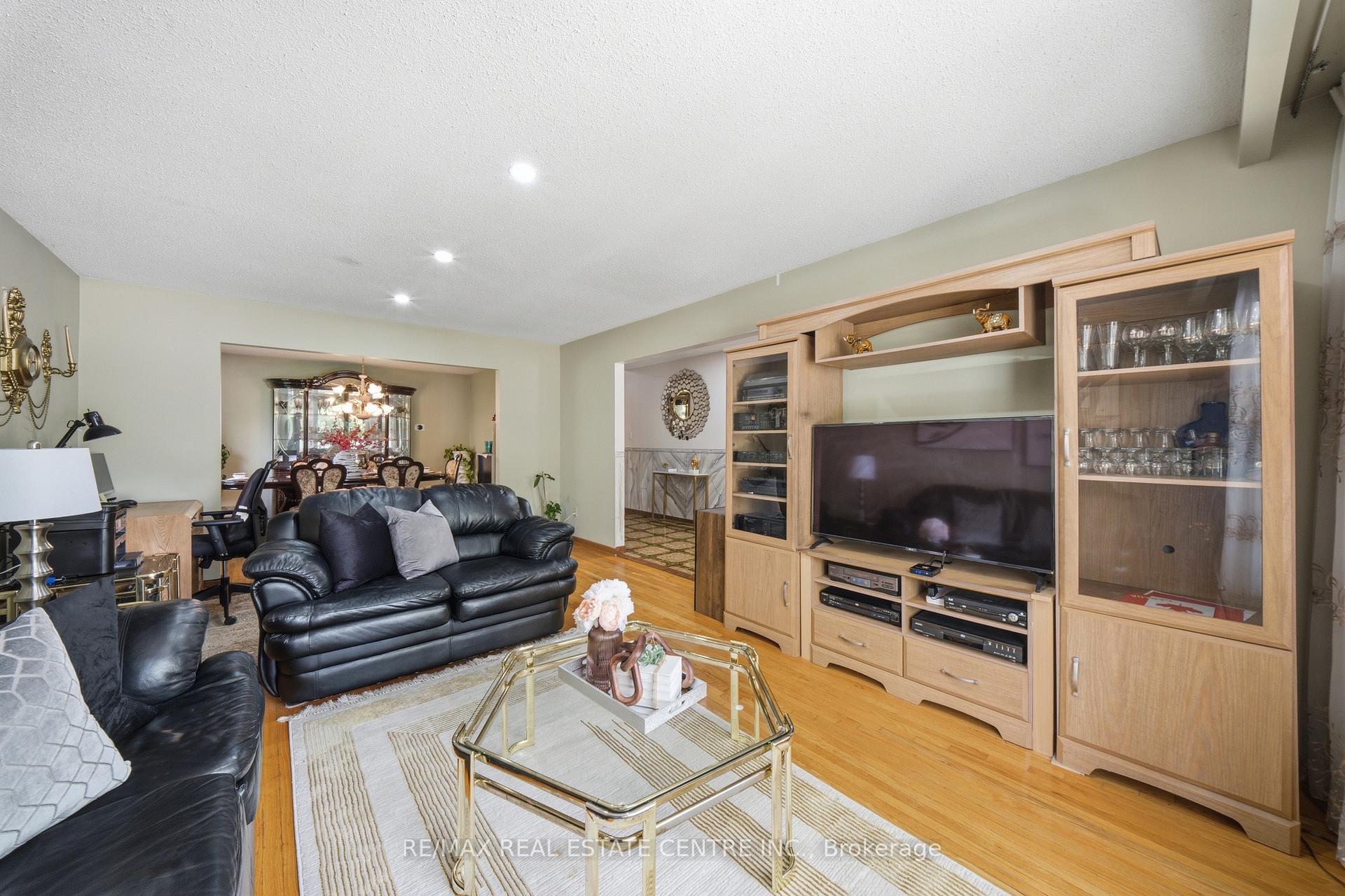 Photo 9 of 4 Manorcrest Street, Brampton, Central Park — HOMEH