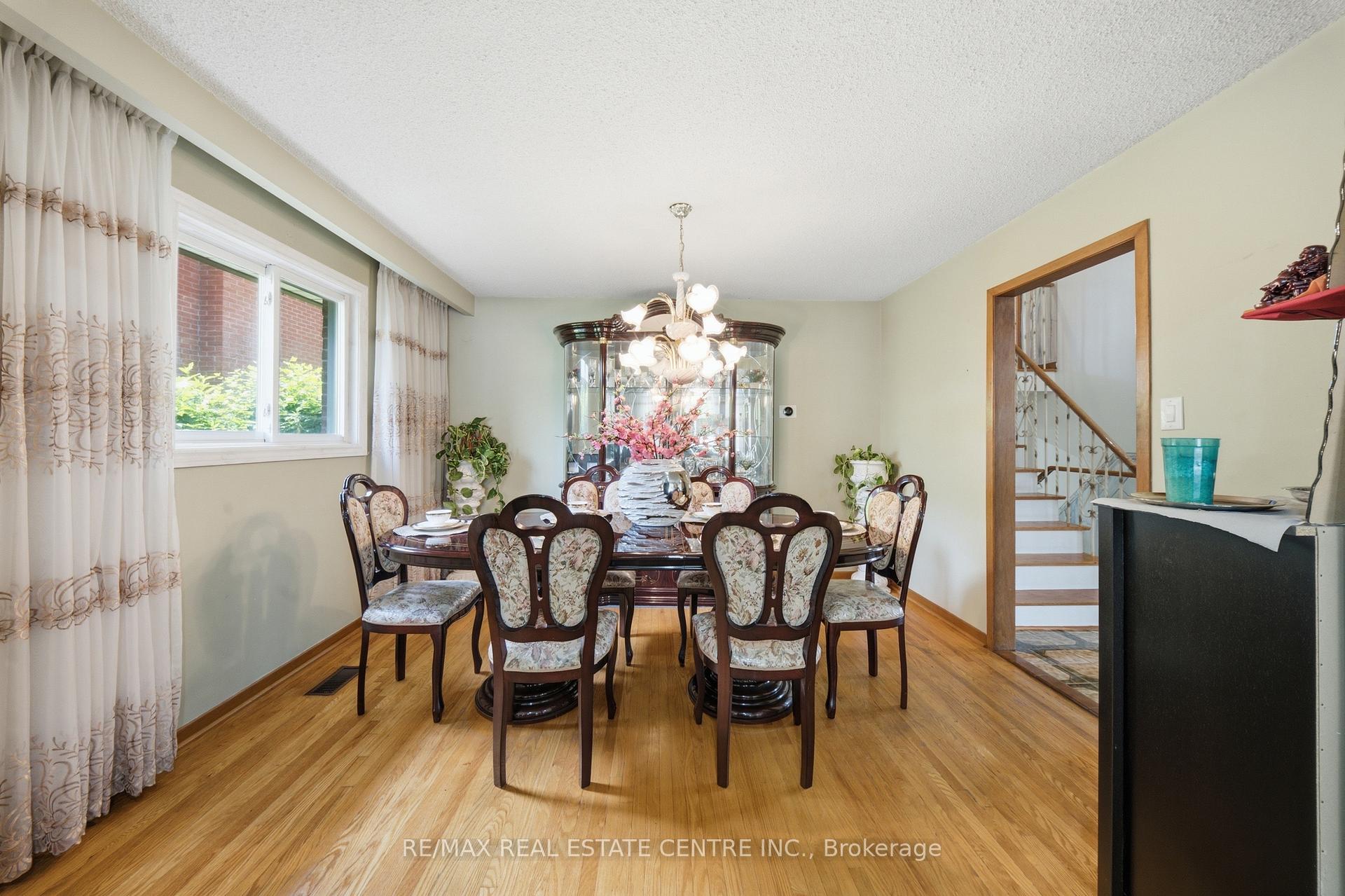 Photo 10 of 4 Manorcrest Street, Brampton, Central Park — HOMEH