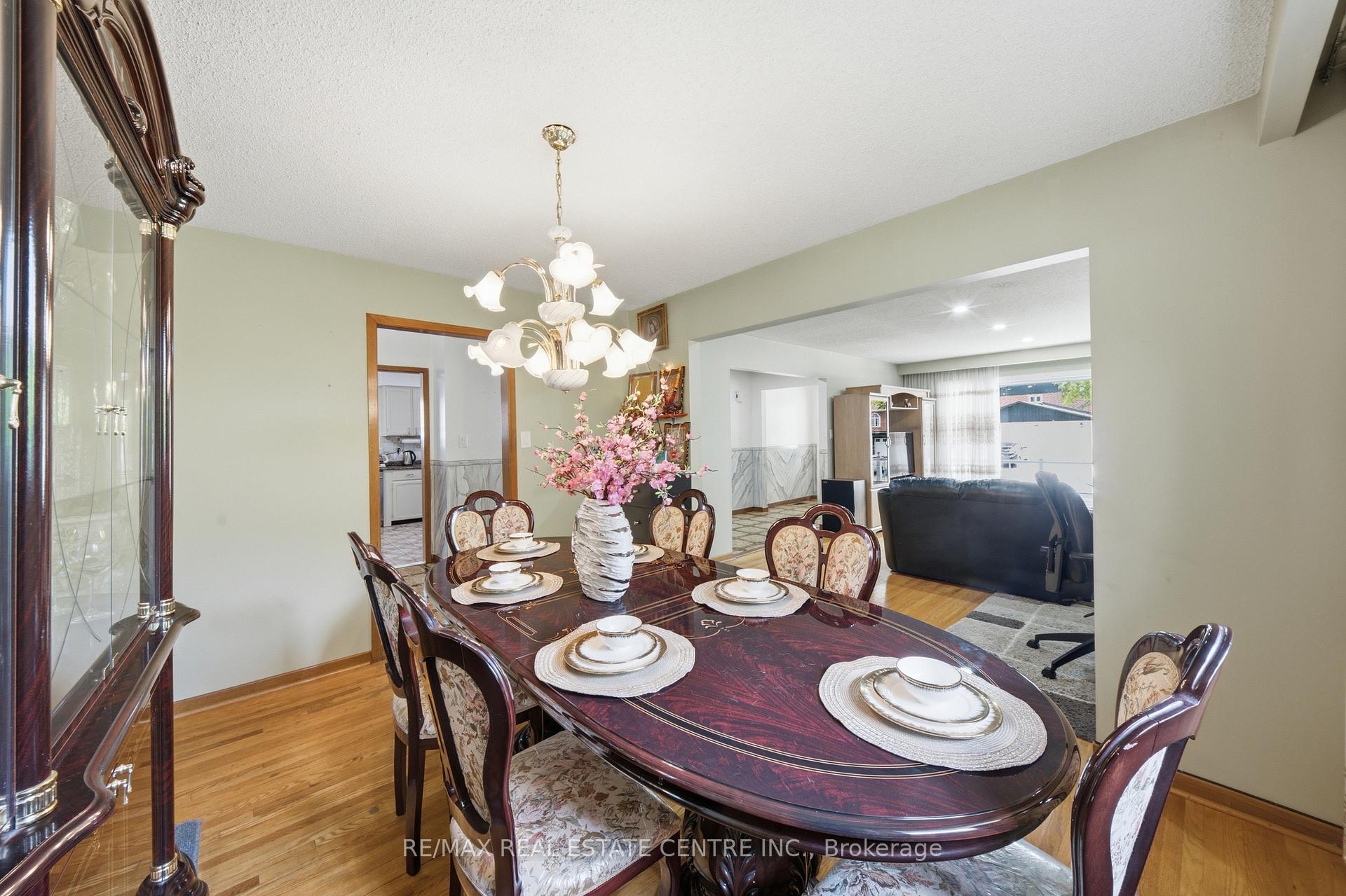 Photo 11 of 4 Manorcrest Street, Brampton, Central Park — HOMEH