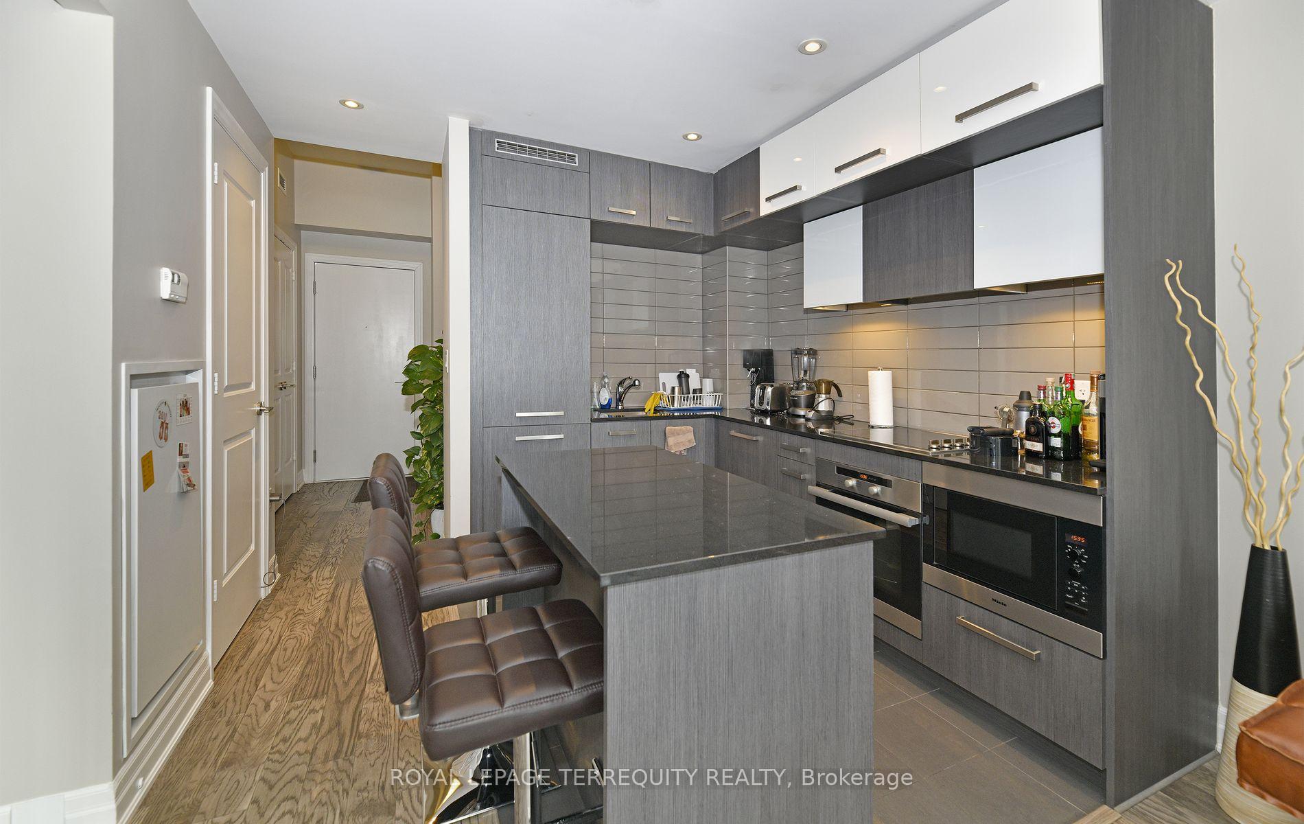 Photo 2 of Unit 1004, 8 The Esplanade, Toronto, Waterfront Communities — HOMEH