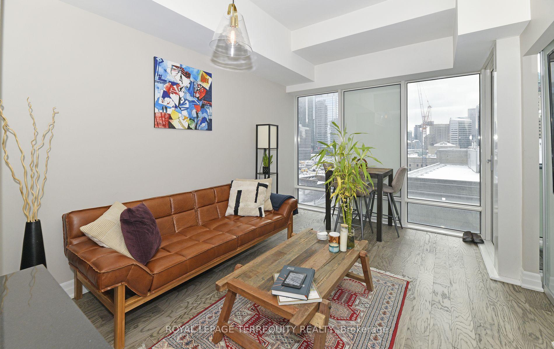 Photo 3 of Unit 1004, 8 The Esplanade, Toronto, Waterfront Communities — HOMEH