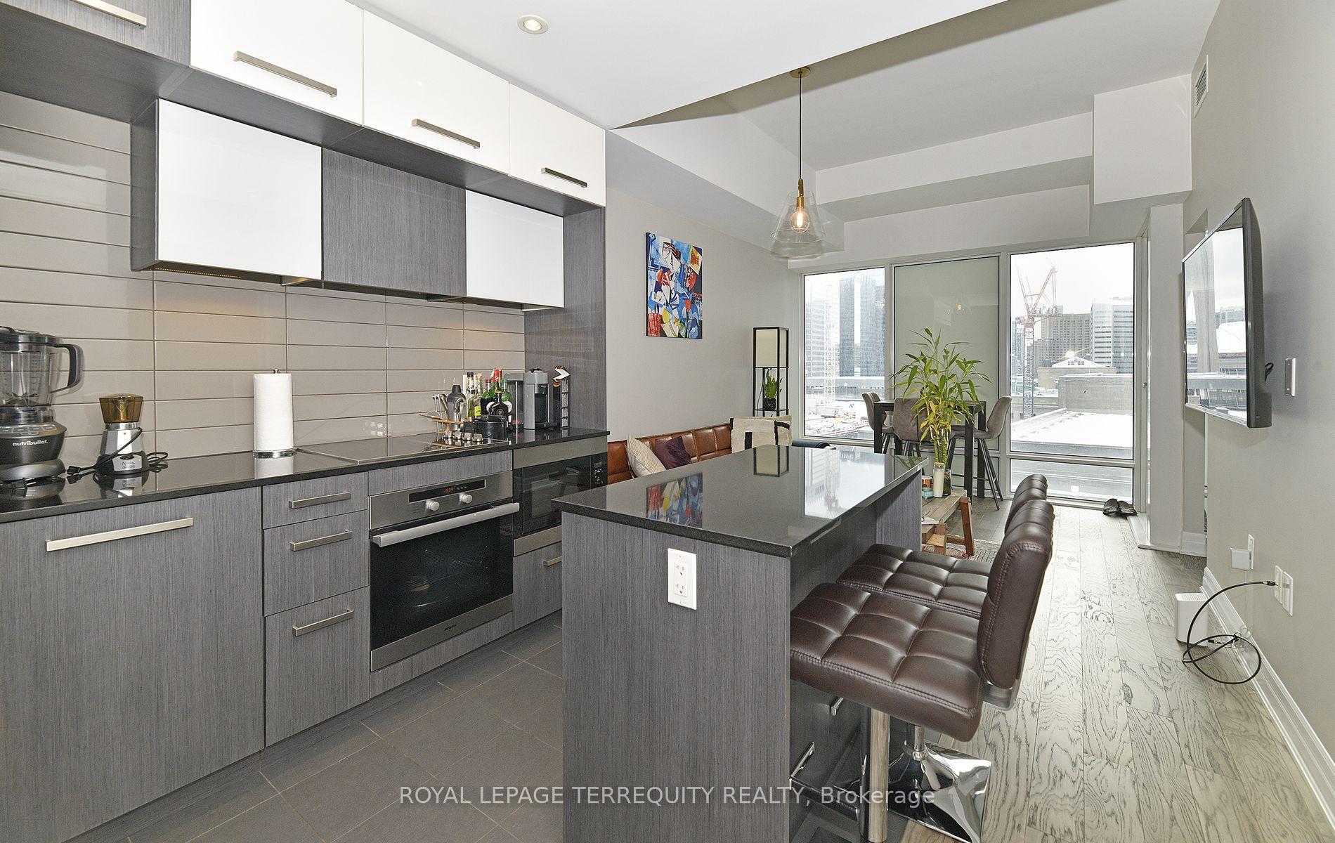 Photo 5 of Unit 1004, 8 The Esplanade, Toronto, Waterfront Communities — HOMEH
