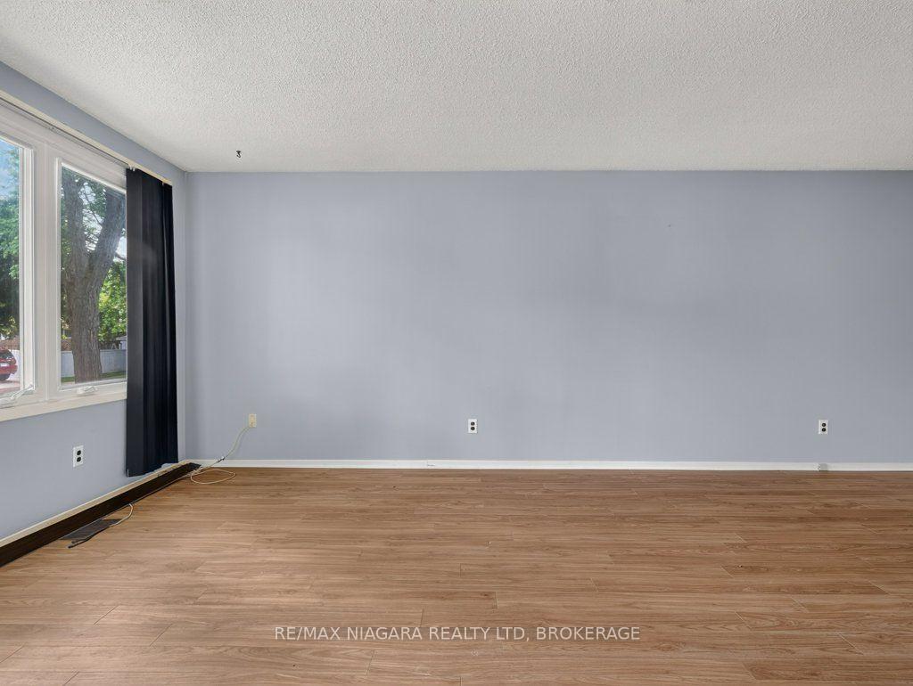 Photo 11 of 6127 Strohan Street, Niagara Falls, Church's Lane — HOMEH