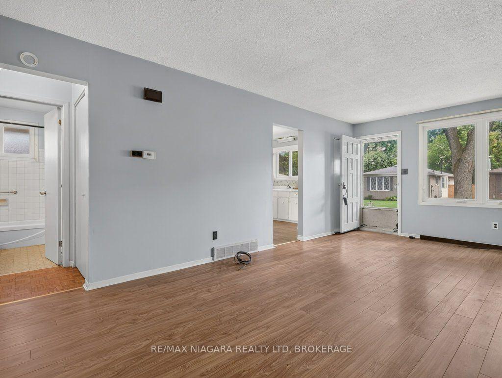 Photo 12 of 6127 Strohan Street, Niagara Falls, Church's Lane — HOMEH