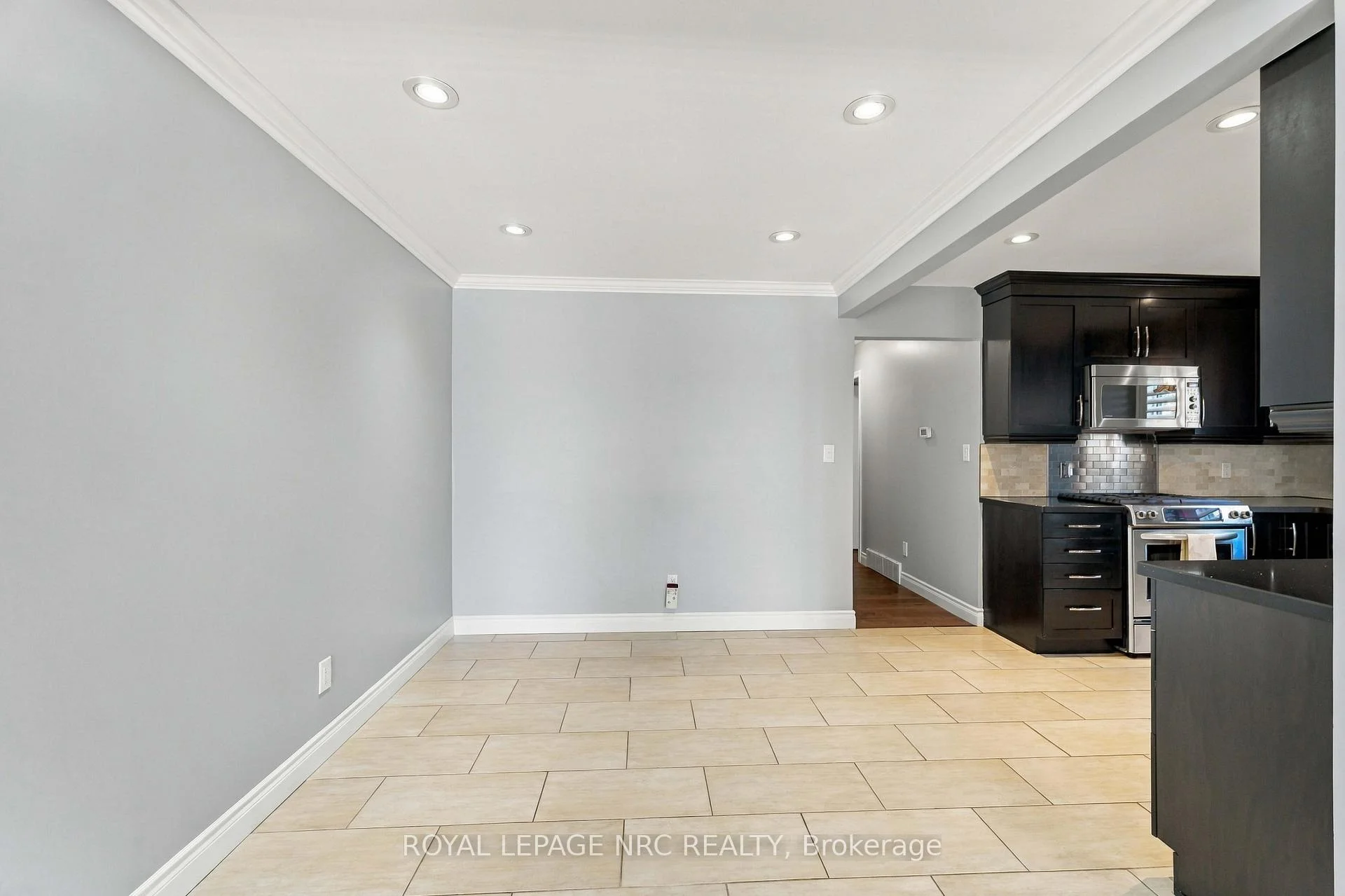 Photo 8 of 7689 Trackview Street, Niagara Falls, Ascot — HOMEH