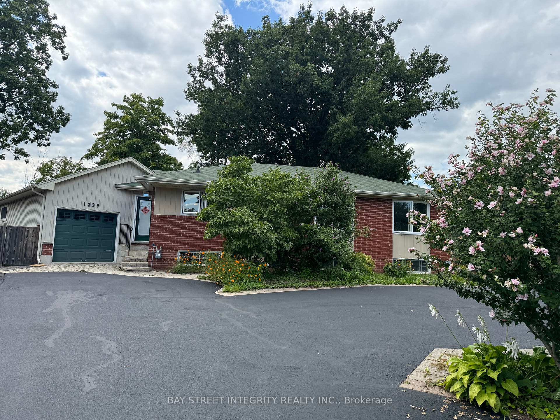 Photo 1 of 1339 Pinegrove Road, Oakville, West — HOMEH