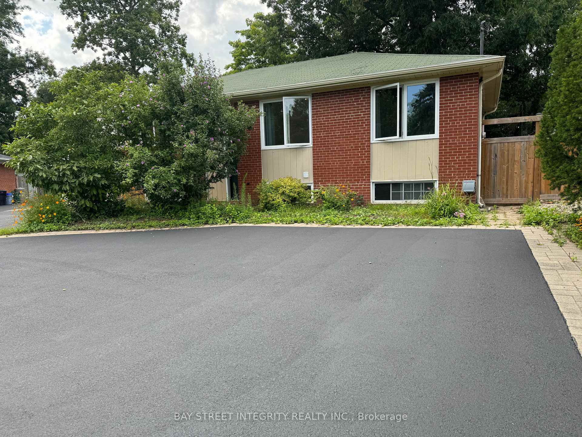Photo 2 of 1339 Pinegrove Road, Oakville, West — HOMEH