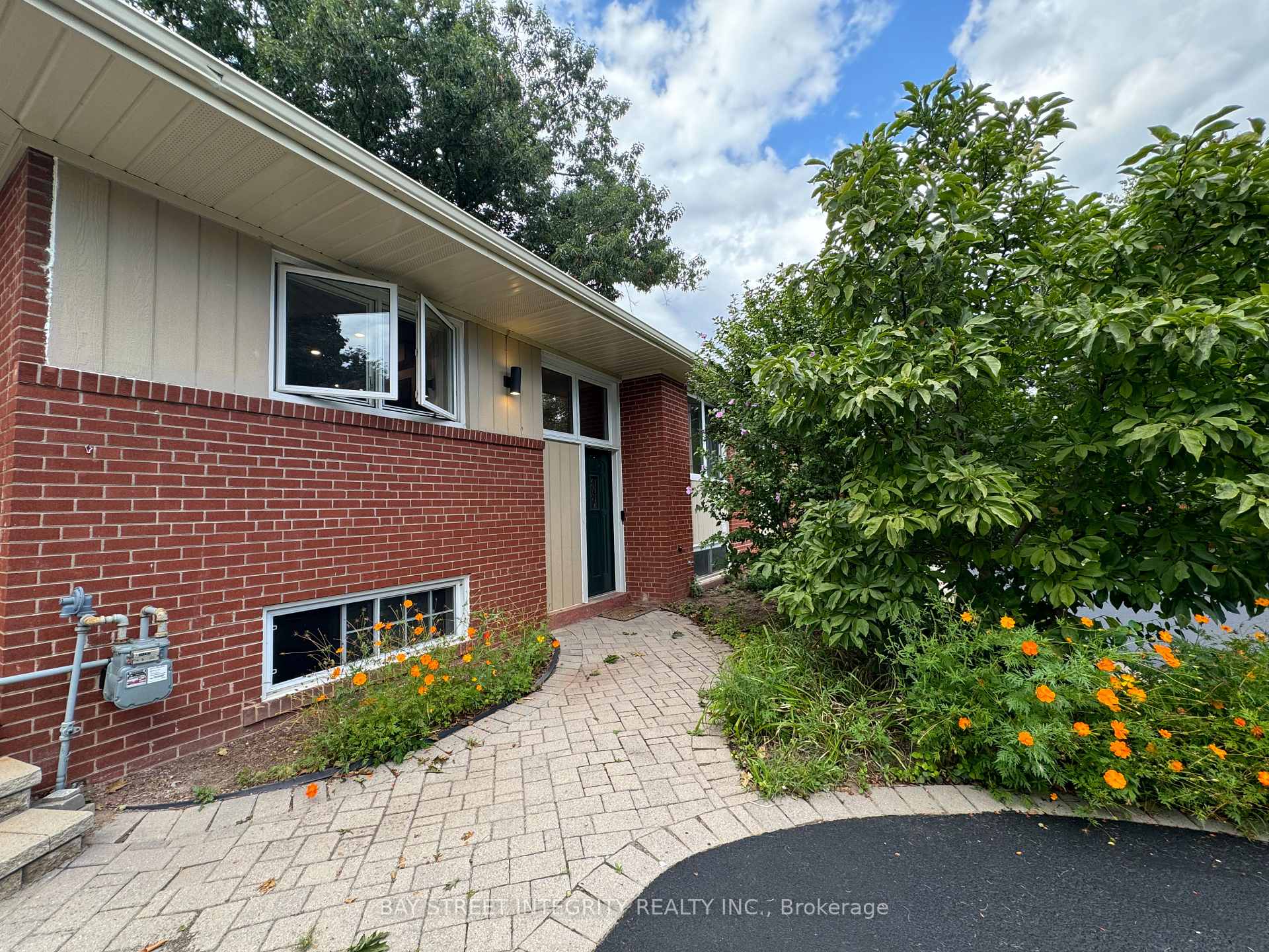Photo 3 of 1339 Pinegrove Road, Oakville, West — HOMEH