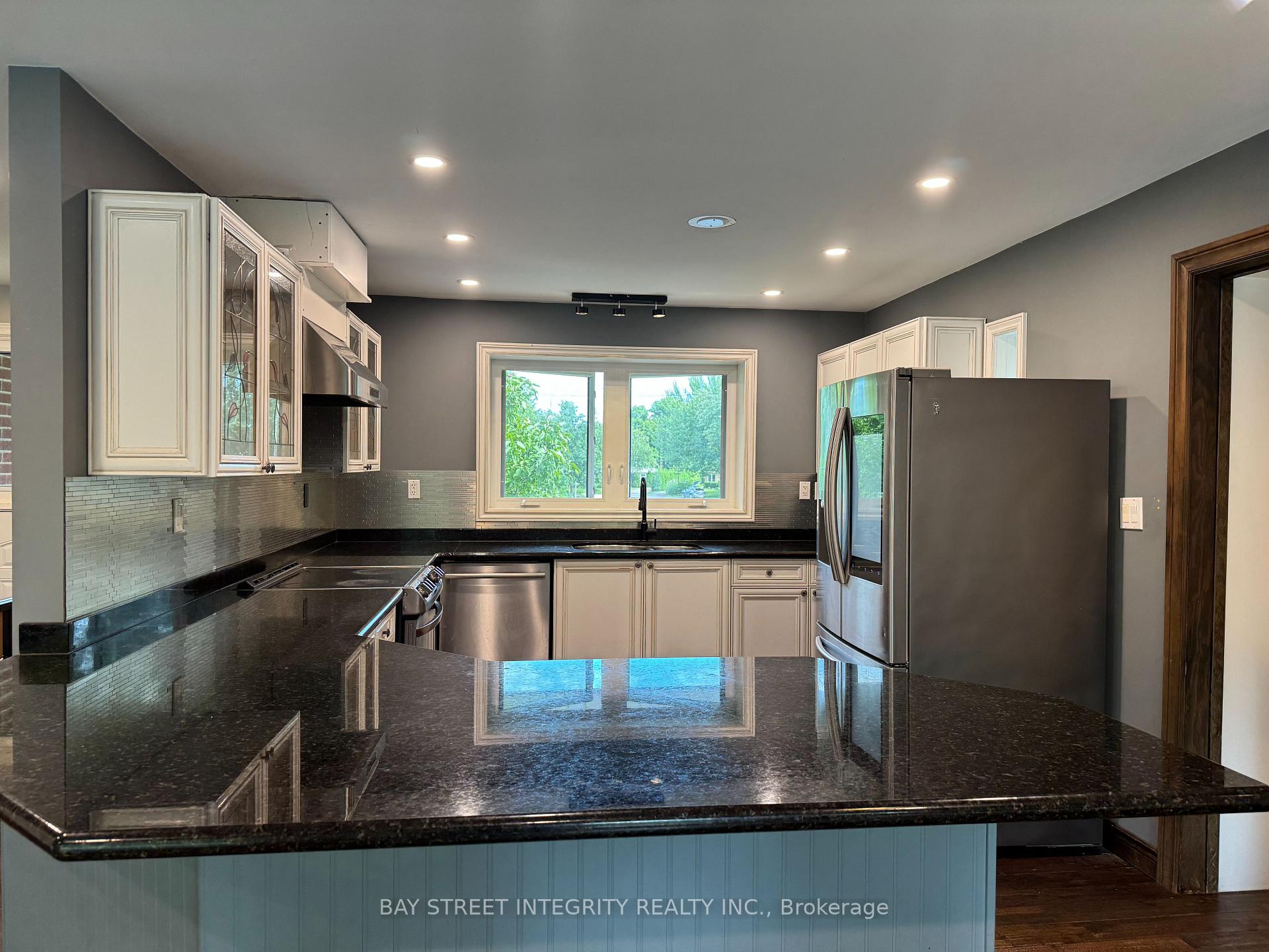 Photo 4 of 1339 Pinegrove Road, Oakville, West — HOMEH