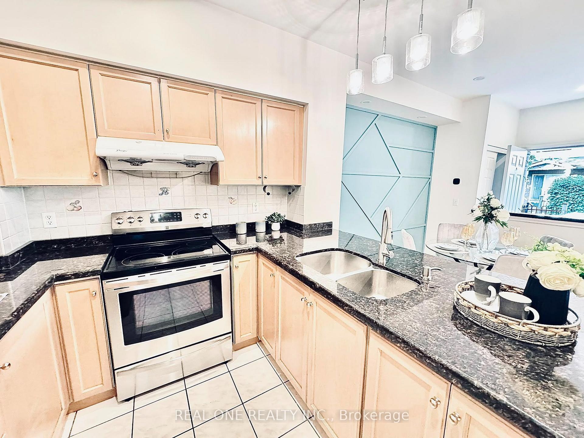 Photo 5 of Unit 6, 12 St Moritz Way, Markham, Unionville — HOMEH