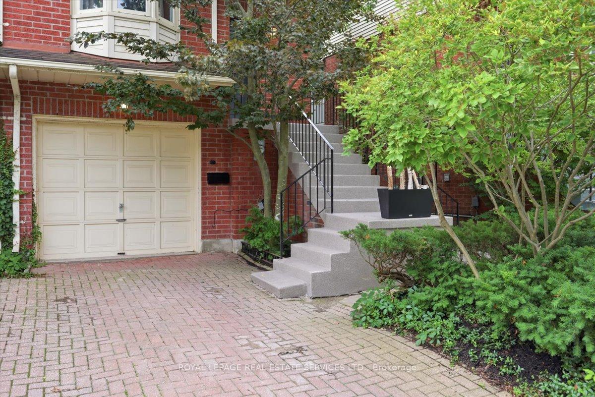 Photo 6 of 14 Normandy Place, Oakville, Central — HOMEH
